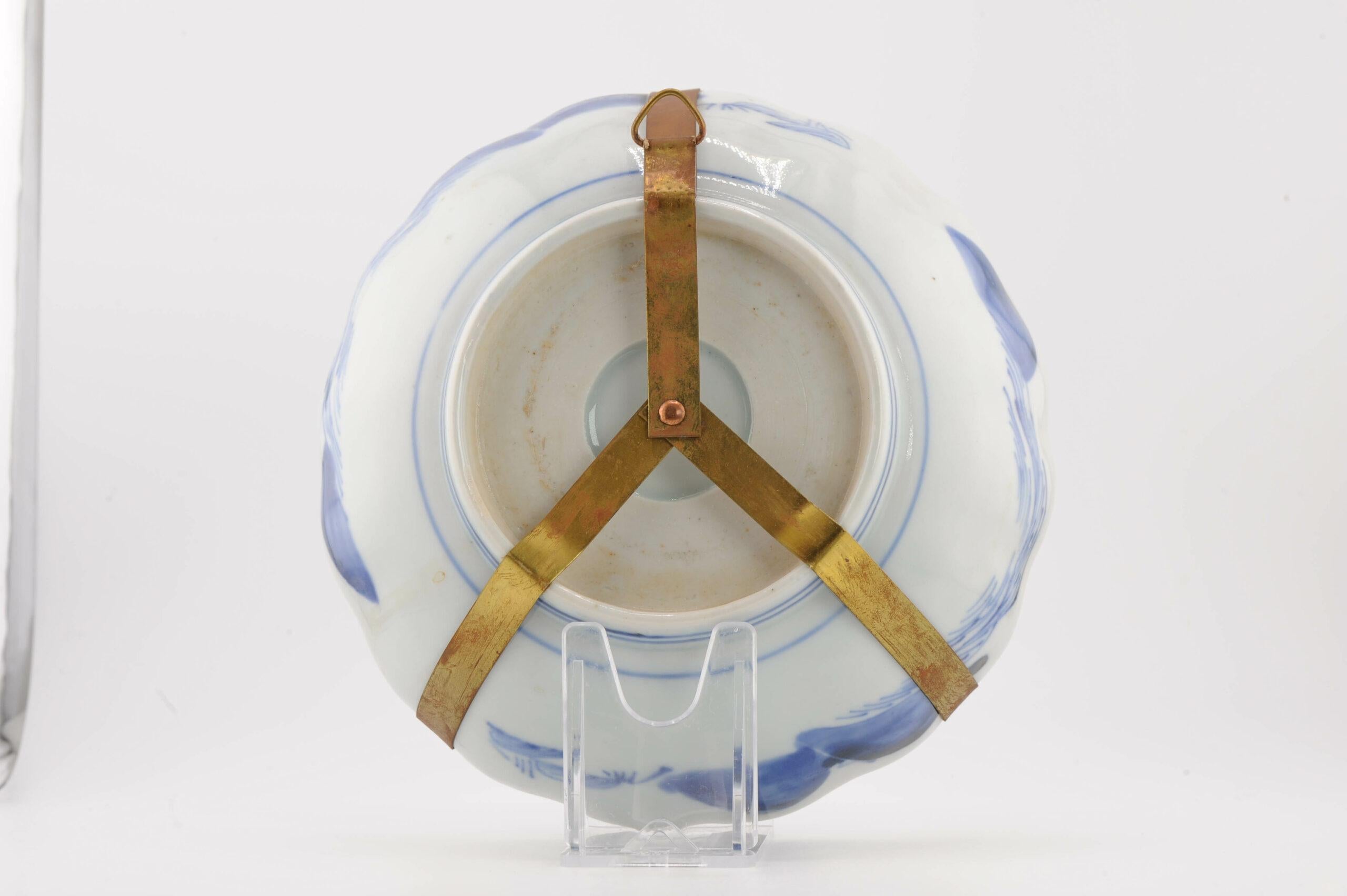 Condividiamo con te questa insolita e magnifica ciotola del periodo Meiji (XIX secolo). Ha una scena blu e oro molto interessante e deliziosa
Non è segnato alla base.

Informazioni aggiuntive:
Materiale: Porcellana e ceramica
Tipo: Piastre
Regione