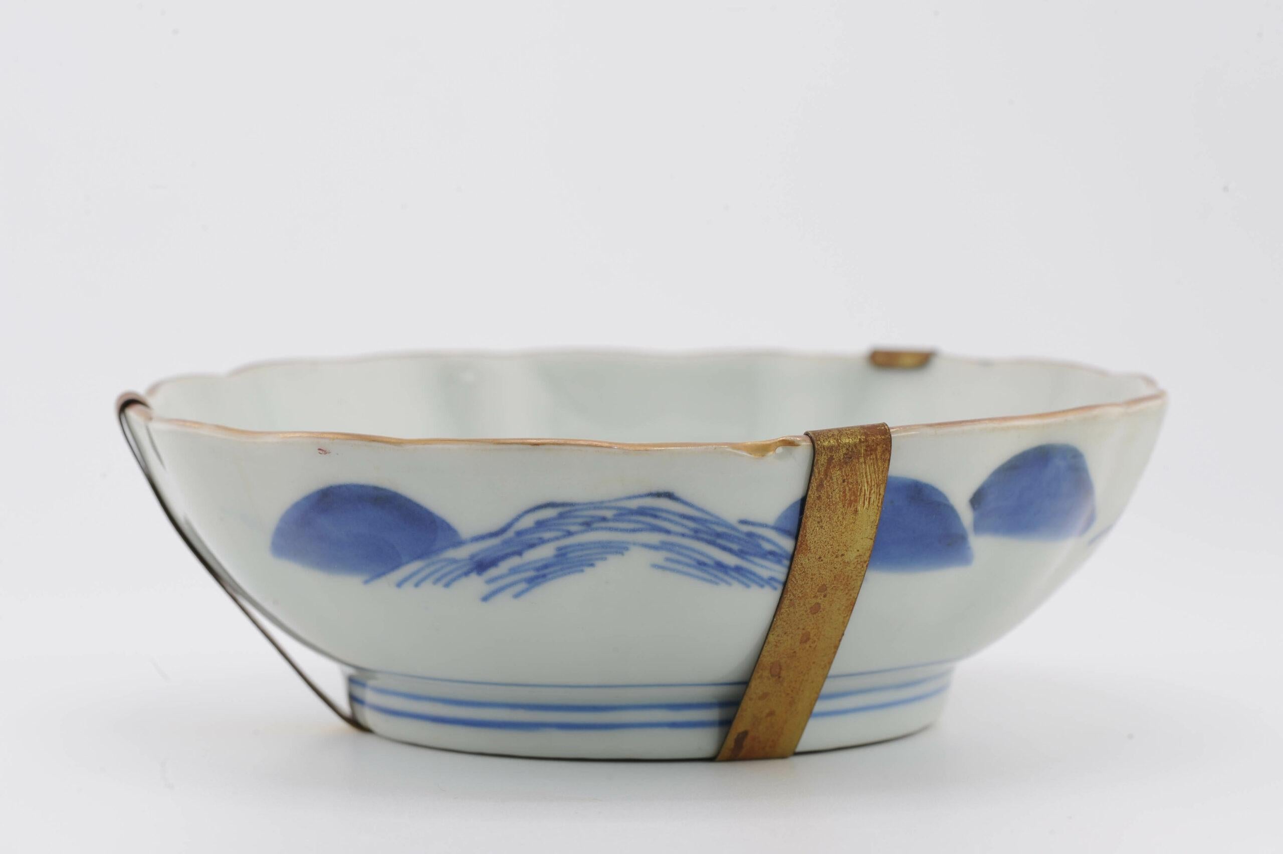 Condividiamo con te questa insolita e magnifica ciotola del periodo Meiji (XIX secolo). Ha una scena blu e oro molto interessante e deliziosa
Non è segnato alla base.

Informazioni aggiuntive:
Materiale: Porcellana e ceramica
Tipo: Piastre
Regione