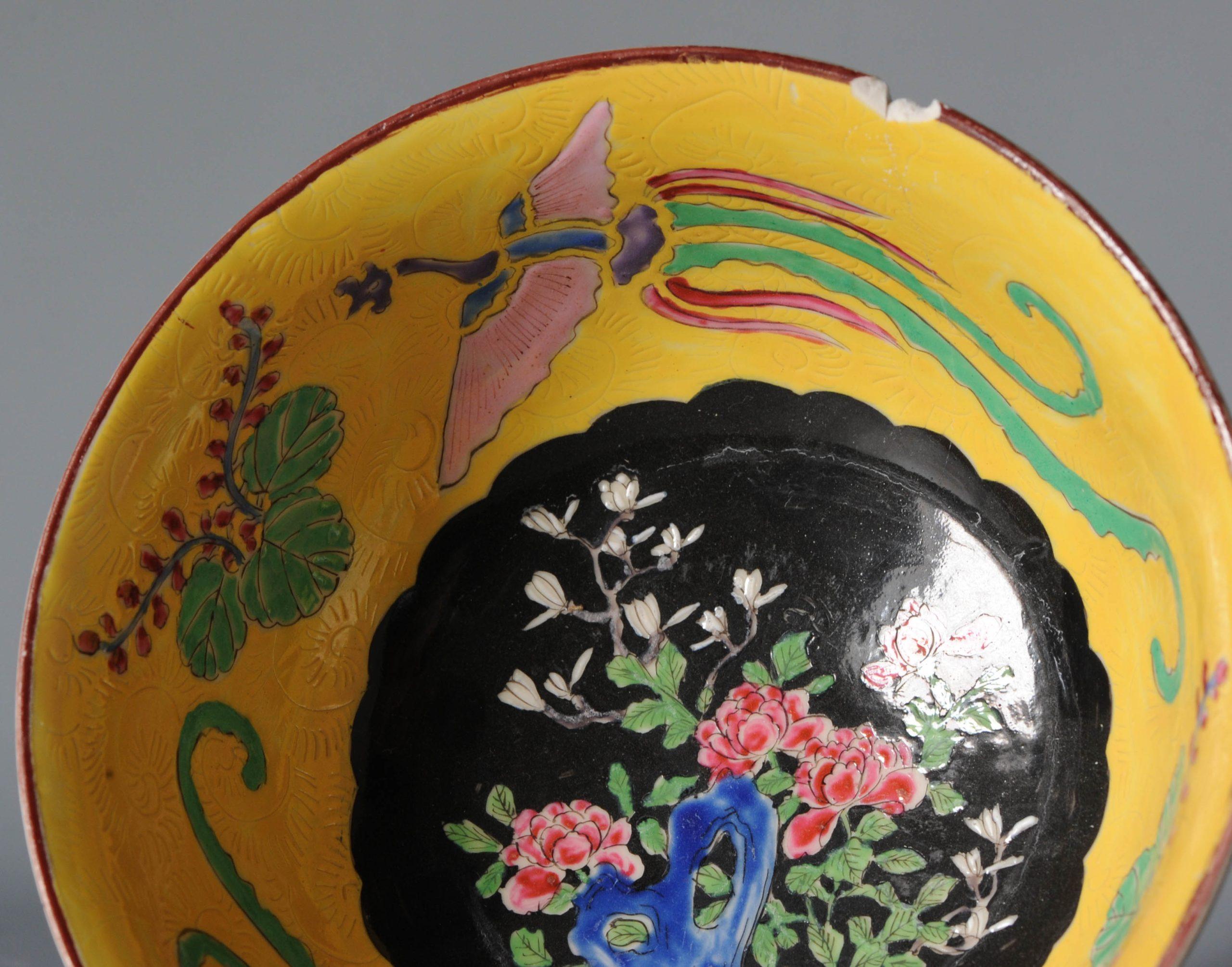 Antike japanische Meiji Yamatoku-Schale mit Vögeln aus Porzellan in farbenfrohem Emaille im Zustand „Gut“ im Angebot in Amsterdam, Noord Holland