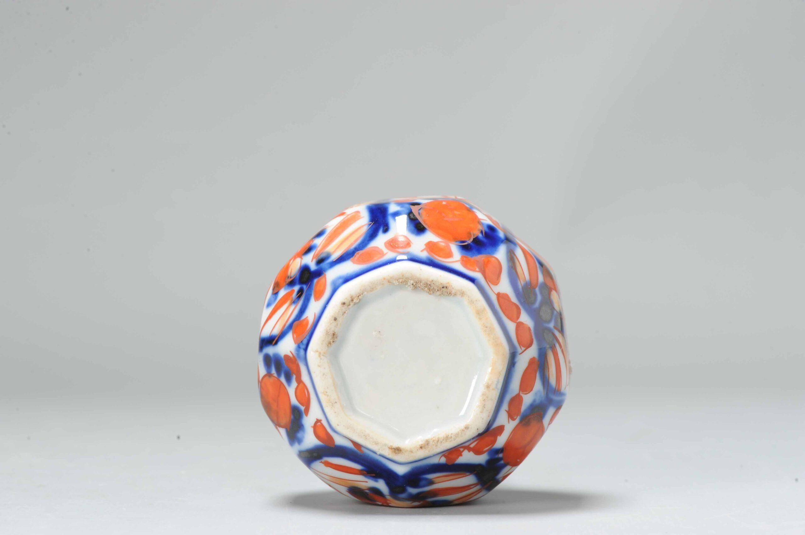 Diese schöne japanische Imari-Schale aus der Meiji-Periode. Die verschlungenen Blumenmuster an der Außenseite, darunter die anmutigen Chrysanthemen, symbolisieren in der japanischen Kultur Langlebigkeit, Widerstandsfähigkeit und Verjüngung. Die