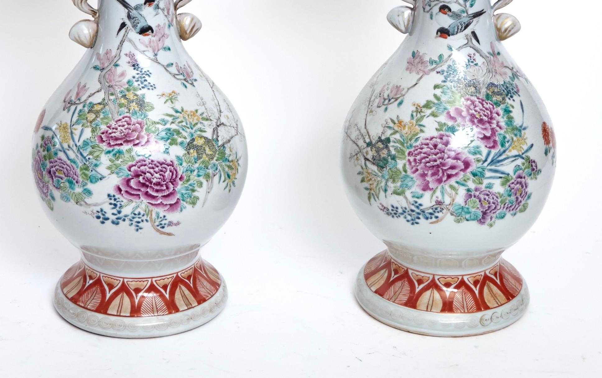 Antico vaso decorativo giapponese in porcellana con bordo allungato e smerlato in vendita 3