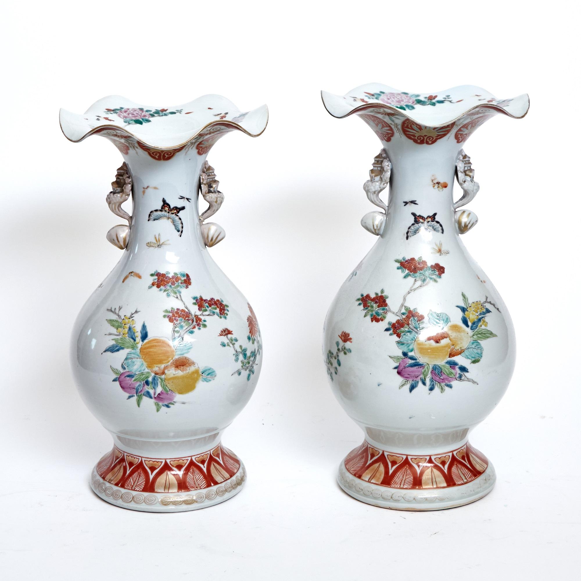Antico vaso decorativo giapponese in porcellana con bordo allungato e smerlato in vendita 4