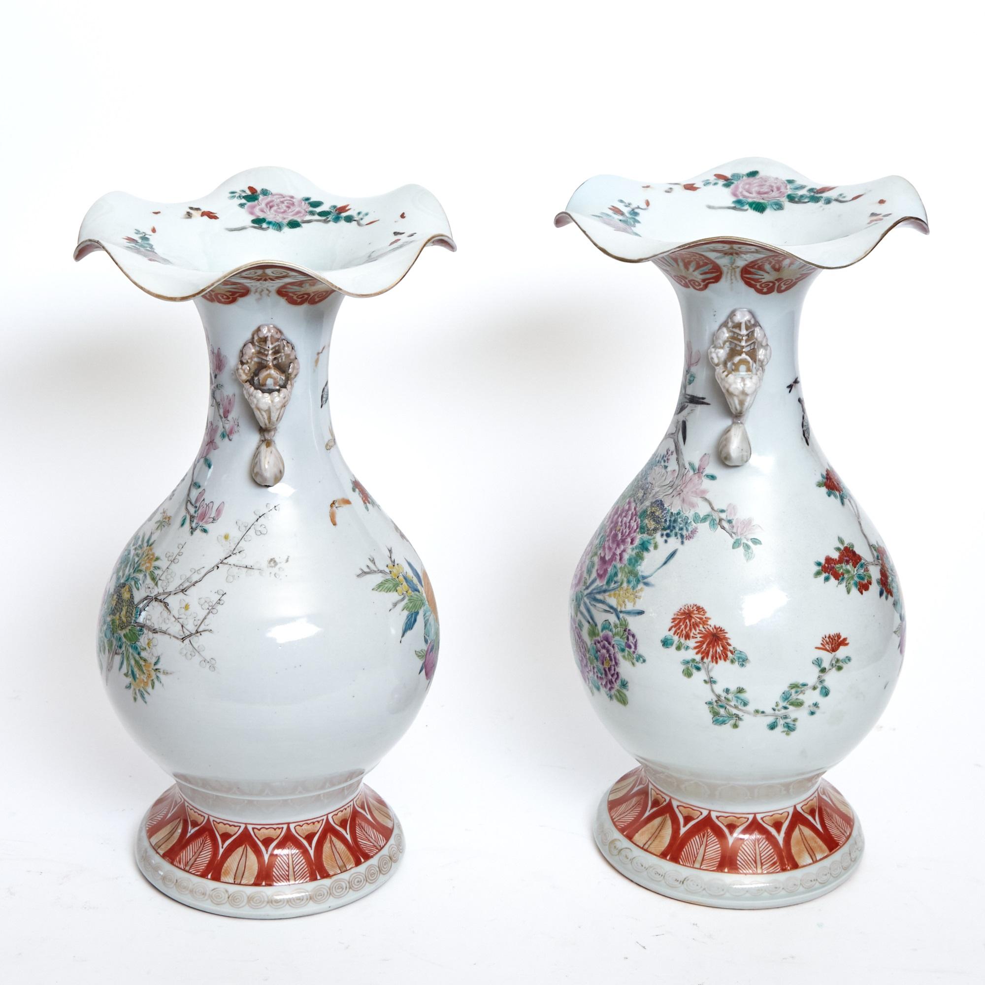 Aggiungi un tocco di eleganza senza tempo al tuo spazio con questo squisito vaso antico in porcellana giapponese. La sua eccezionale fattura e gli intricati dettagli dipinti a mano lo rendono un pezzo accattivante per i collezionisti e gli