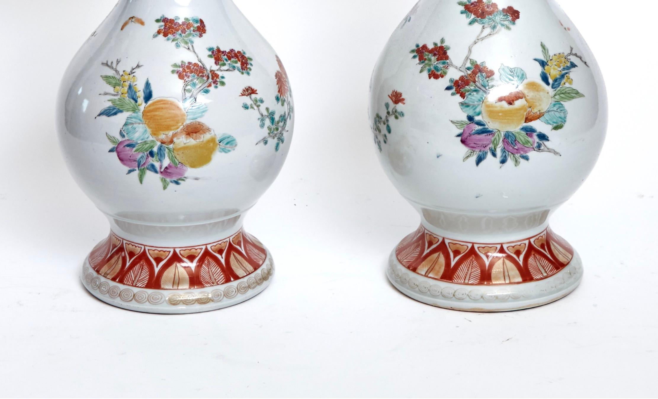 Fine XIX secolo Antico vaso decorativo giapponese in porcellana con bordo allungato e smerlato in vendita