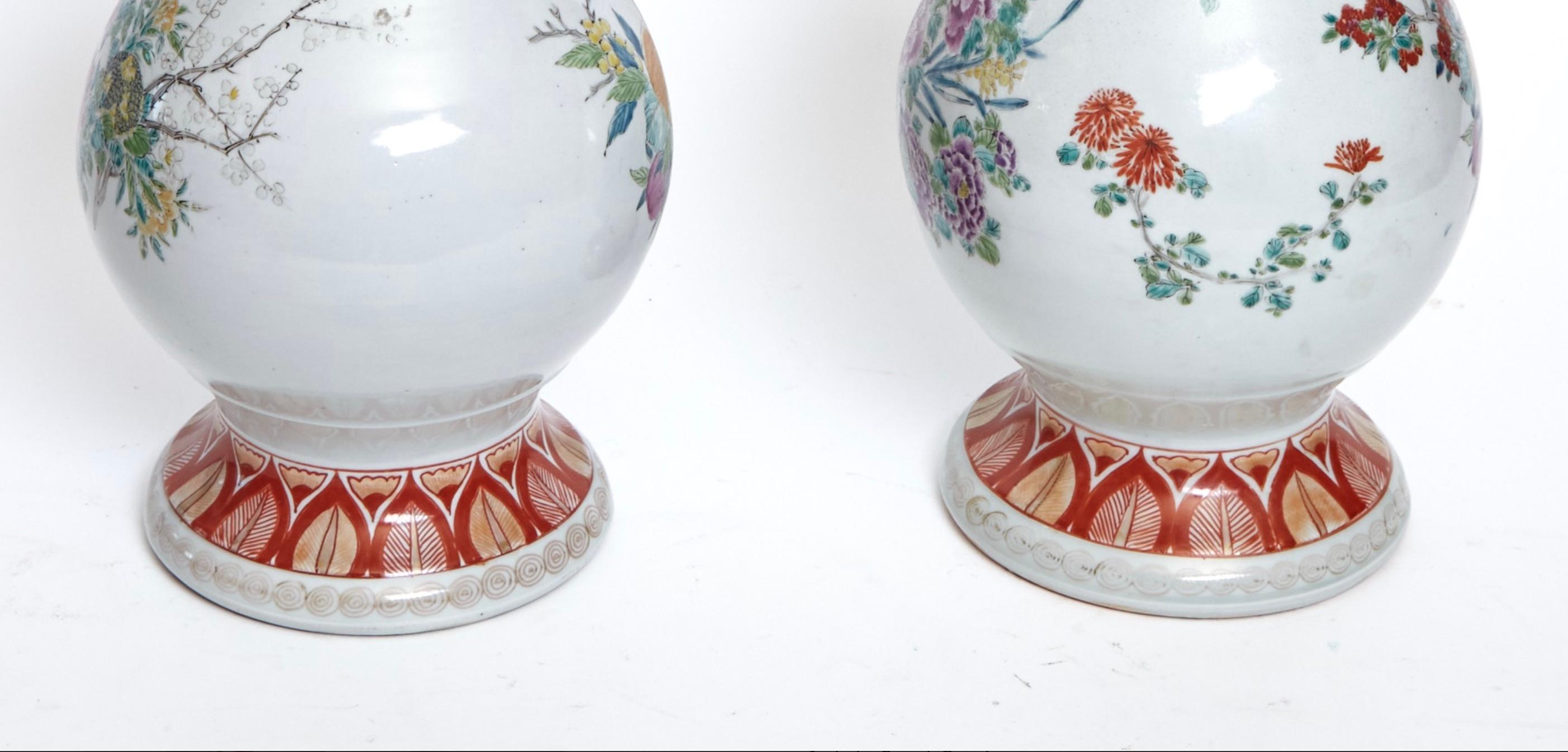 Antico vaso decorativo giapponese in porcellana con bordo allungato e smerlato in vendita 1