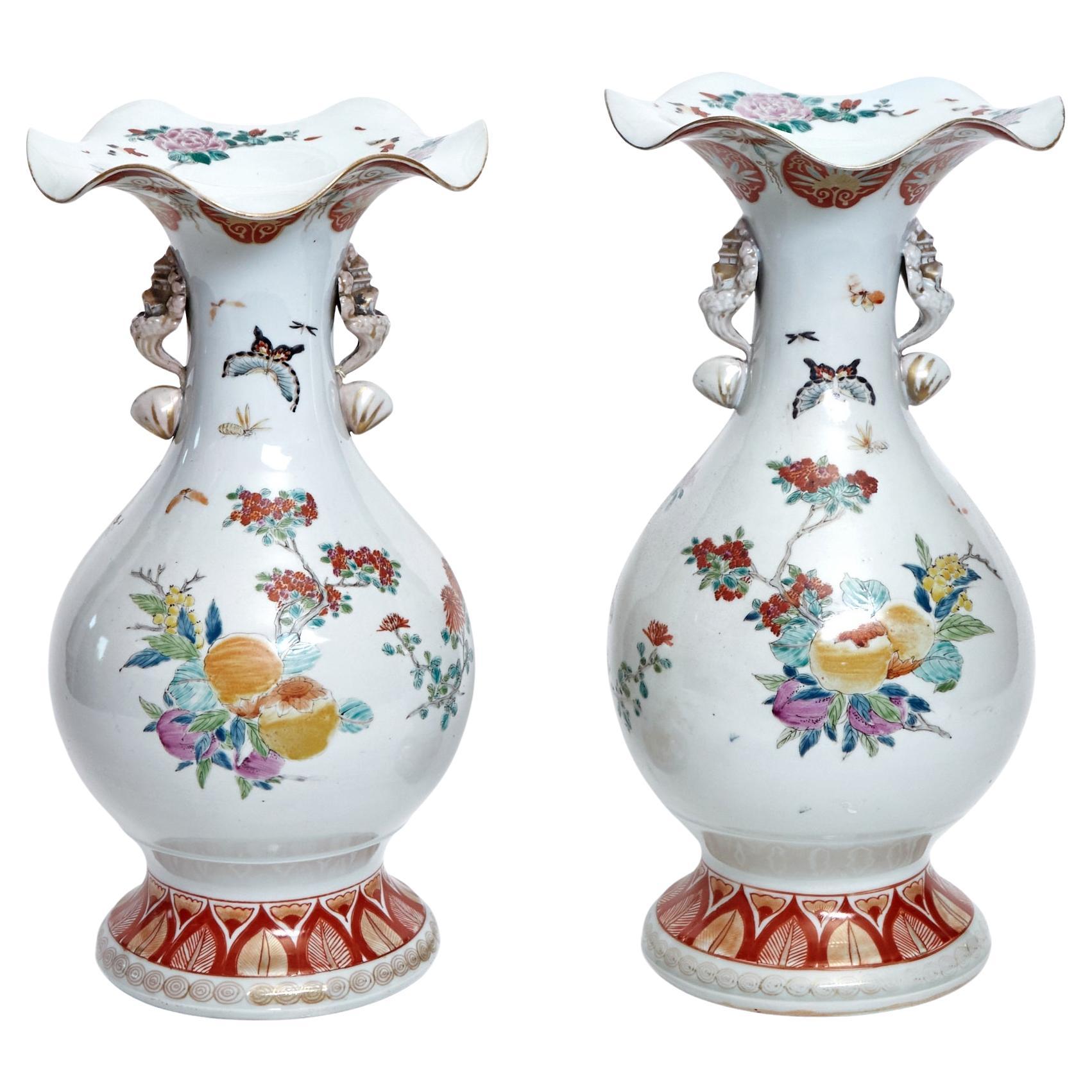 Antico vaso decorativo giapponese in porcellana con bordo allungato e smerlato