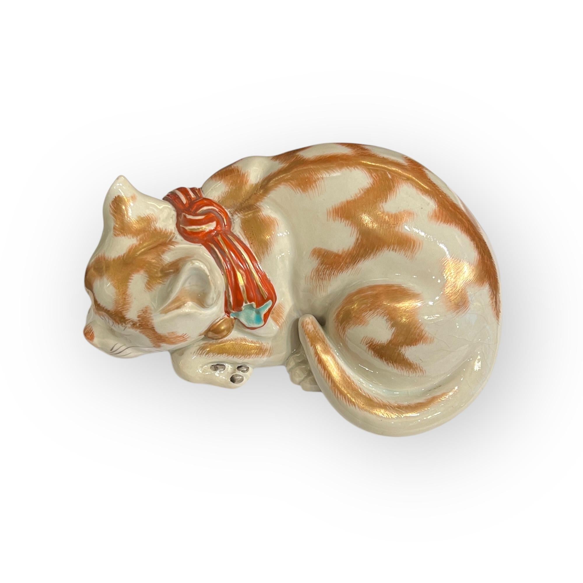 Antiguo gato dormilón de porcelana japonesa, Japón, Kutani, periodo Meiji.
Este gato de porcelana Kutani, de la era Meiji, es una exquisita pieza que representa a un 