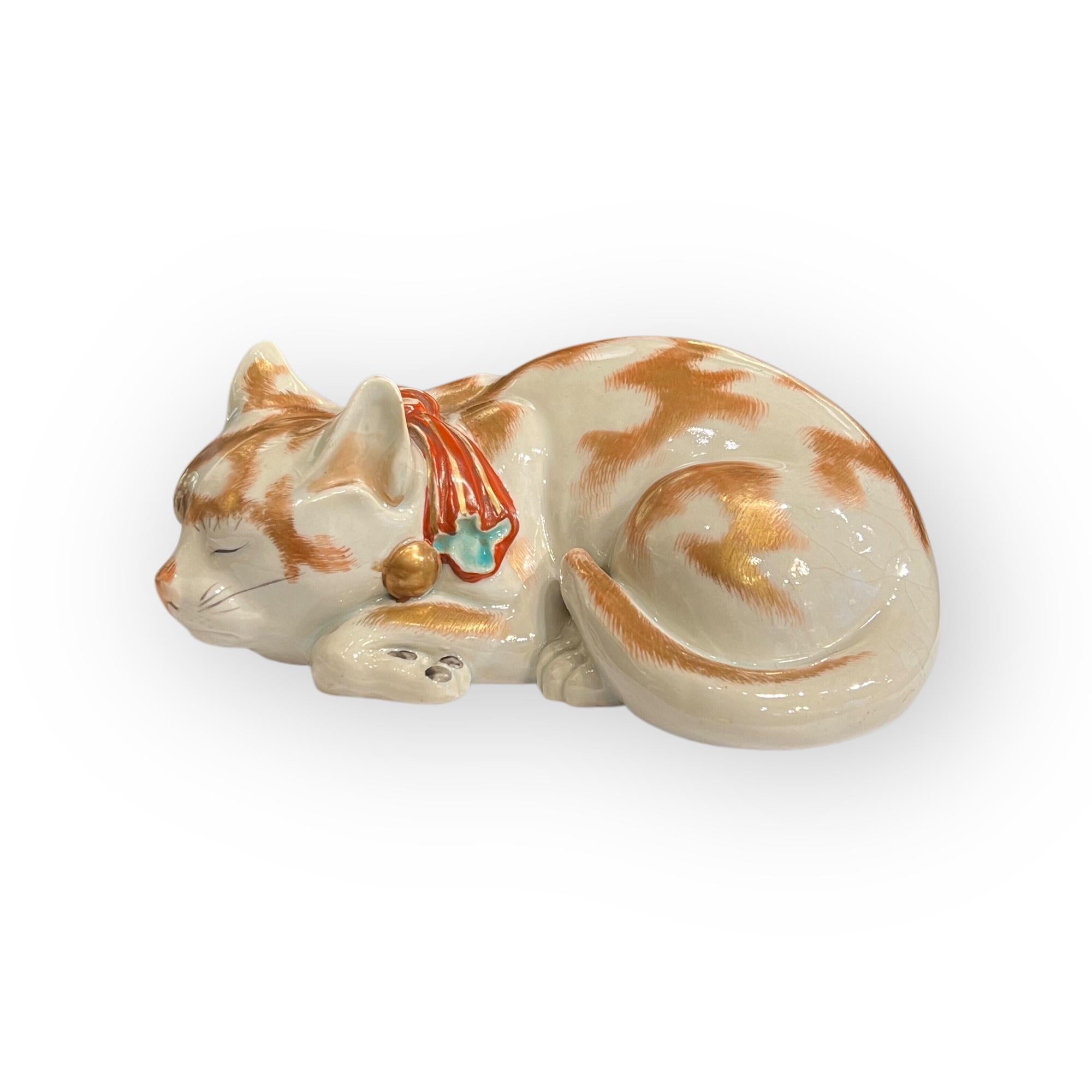 Antiguo gato dormilón de porcelana japonesa, Japón, Kutani, periodo Meiji. Pintado a mano