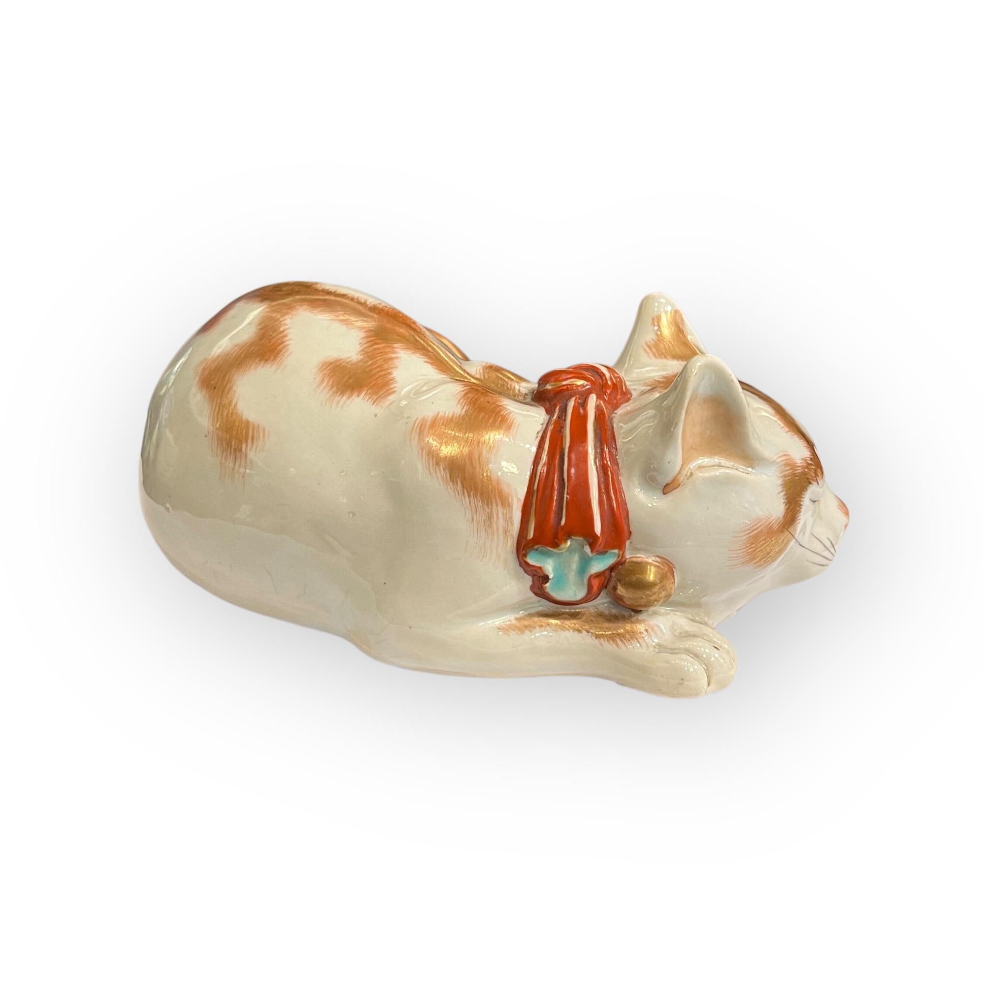 Antiguo gato dormilón de porcelana japonesa, Japón, Kutani, periodo Meiji. en Bueno Estado en PARIS, FR