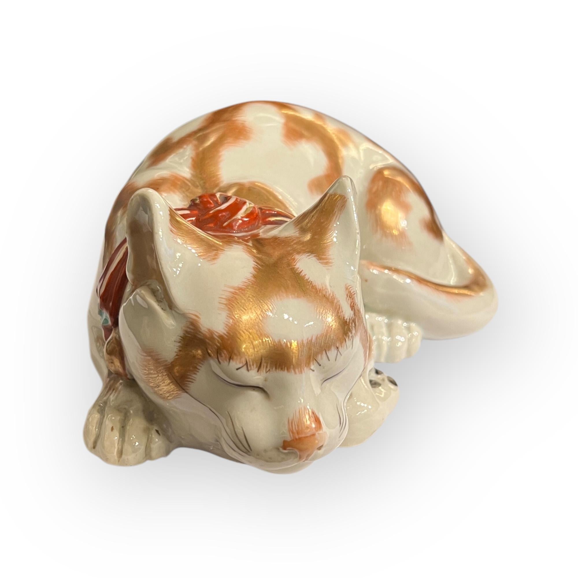 Antiguo gato dormilón de porcelana japonesa, Japón, Kutani, periodo Meiji. Fines del siglo XIX