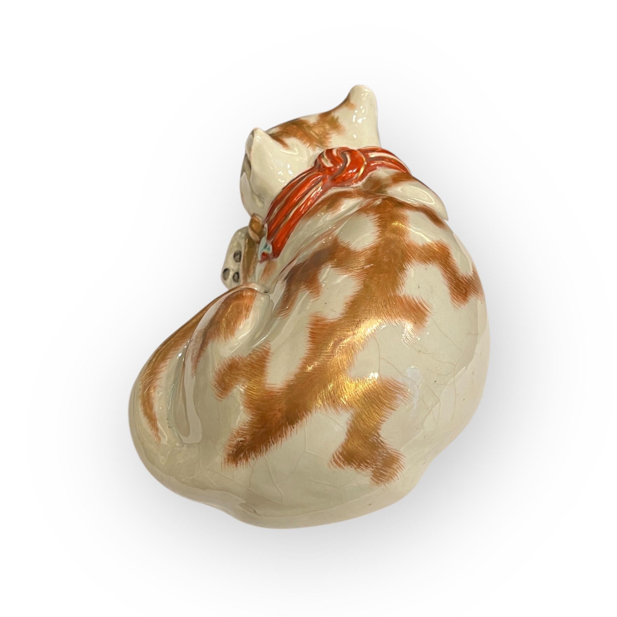 Antiguo gato dormilón de porcelana japonesa, Japón, Kutani, periodo Meiji. Porcelana