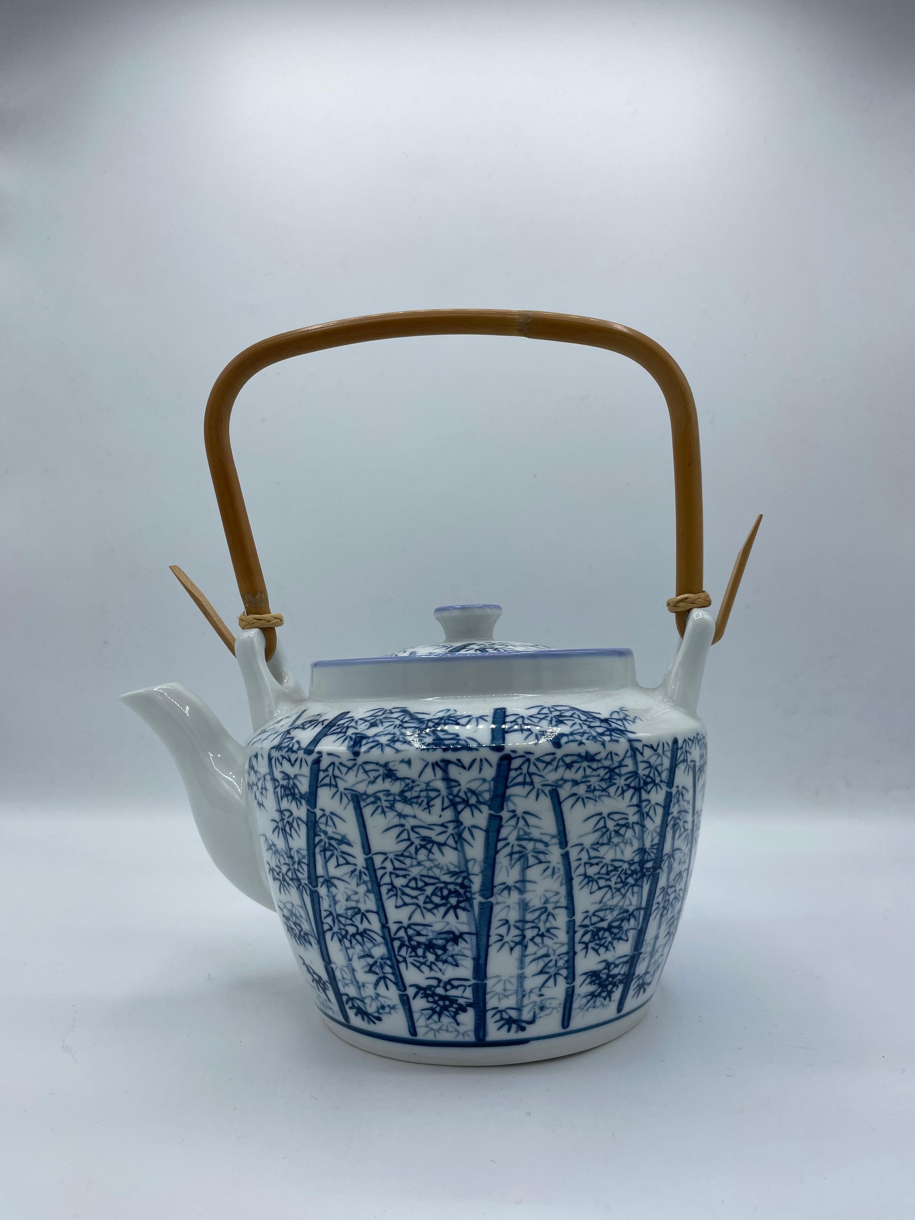 Dies ist eine japanische Teekanne, die in den 1960er Jahren in der Showa-Ära hergestellt wurde.
Sie ist aus Porzellan und das Handgelenk aus Holz und Bambus gefertigt.

Abmessungen:
20,5 x 16 x H 25
Länge des Handgelenks  11 cm