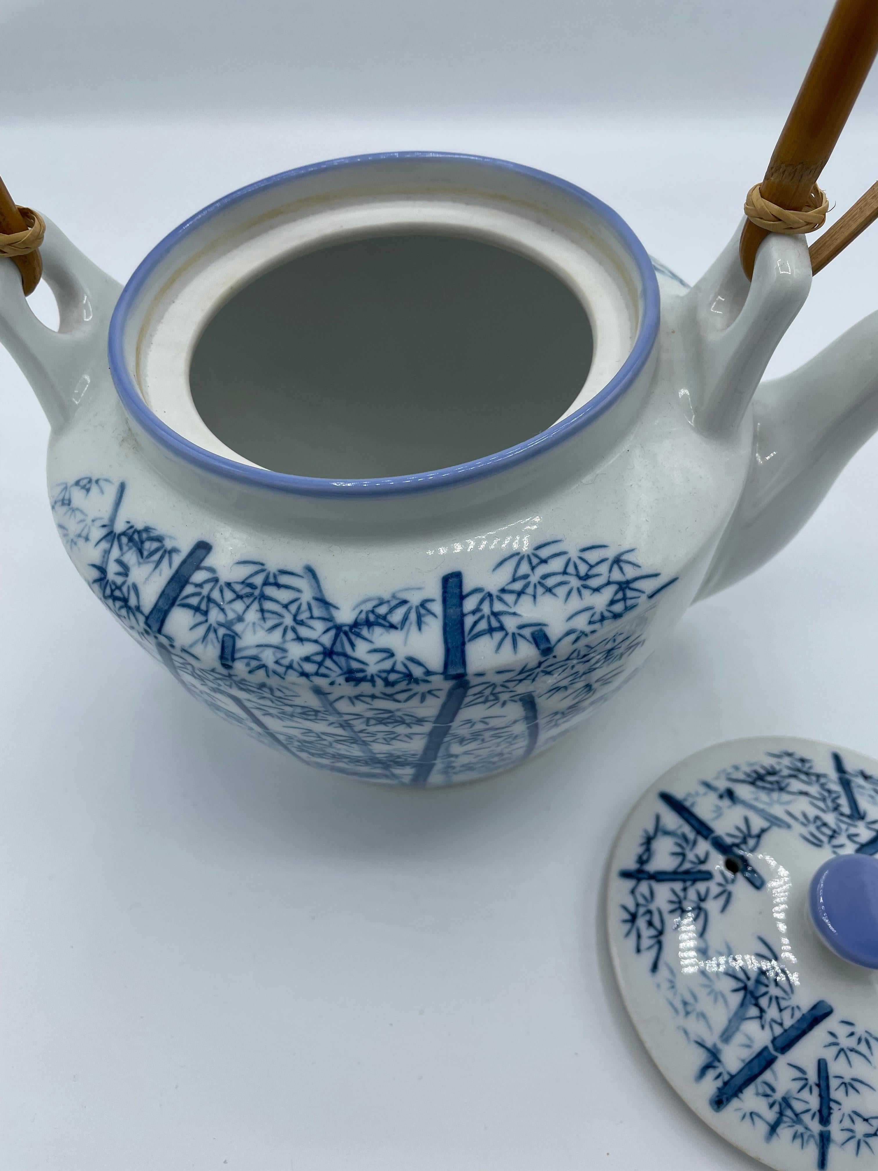 Antike japanische Porzellan-Teekanne aus Bambus, 1960 im Zustand „Gut“ im Angebot in Paris, FR