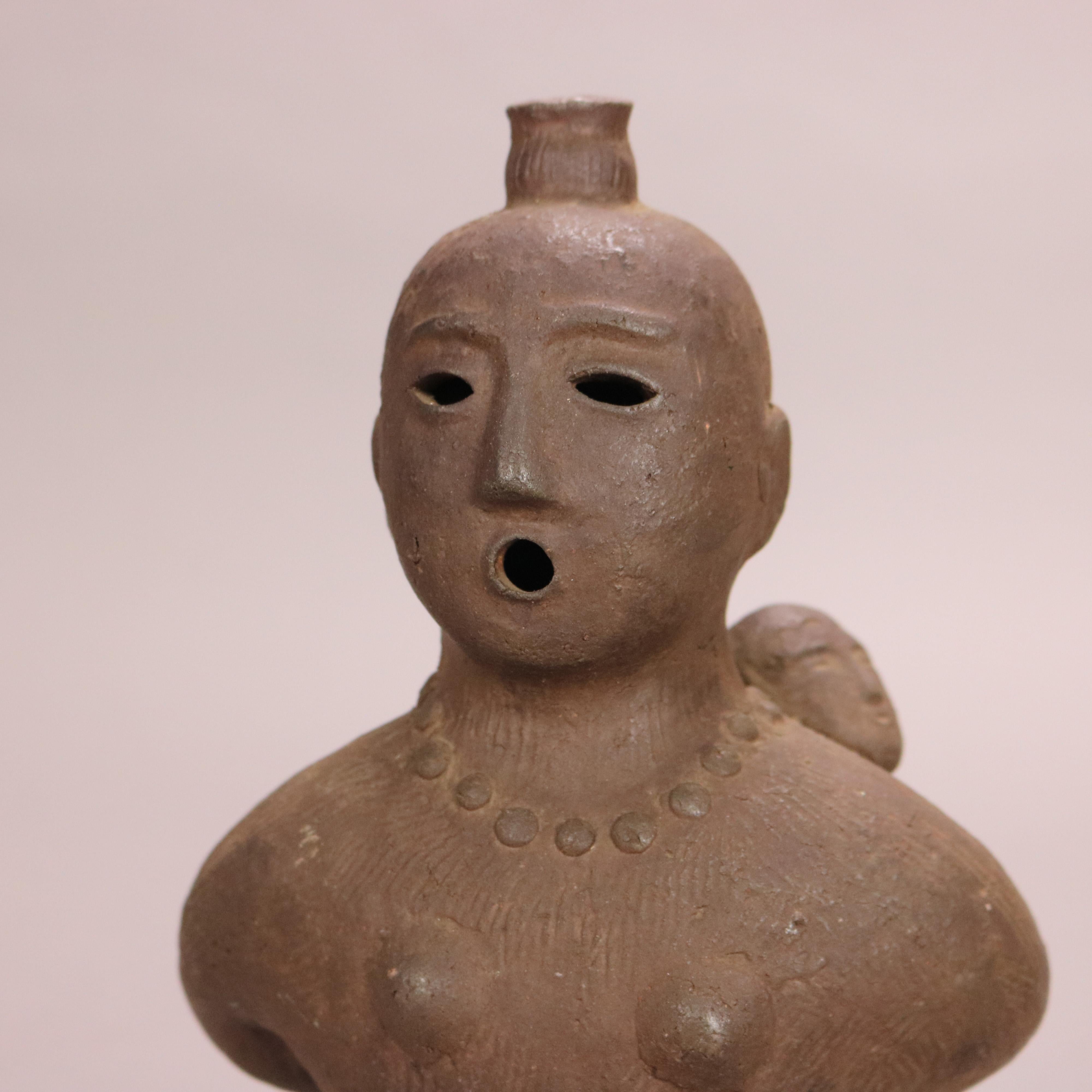 Giapponese Antica scultura giapponese di ceramica ad effigie di una donna e di un bambino del XVIII secolo in vendita