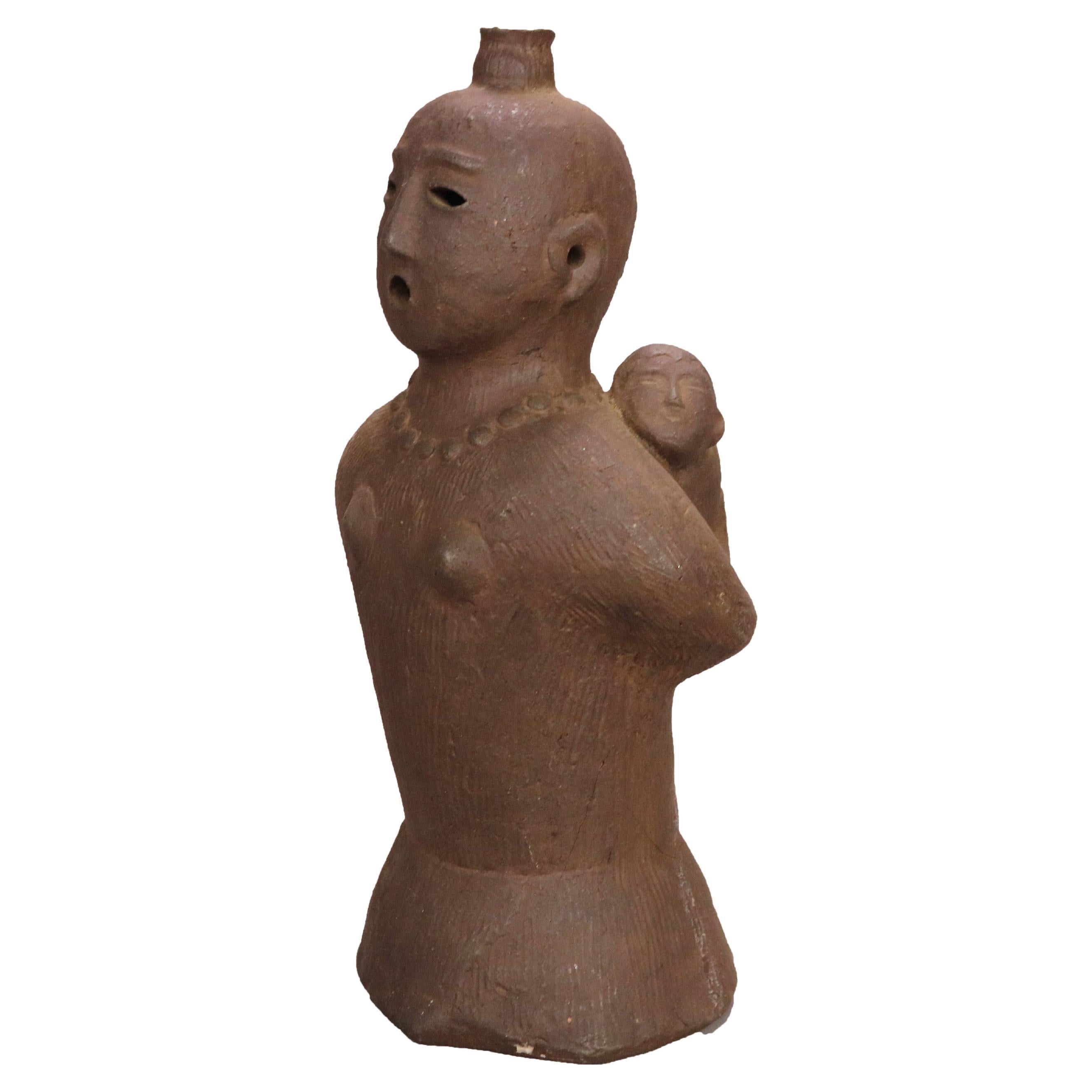 Antica scultura giapponese di ceramica ad effigie di una donna e di un bambino del XVIII secolo in vendita