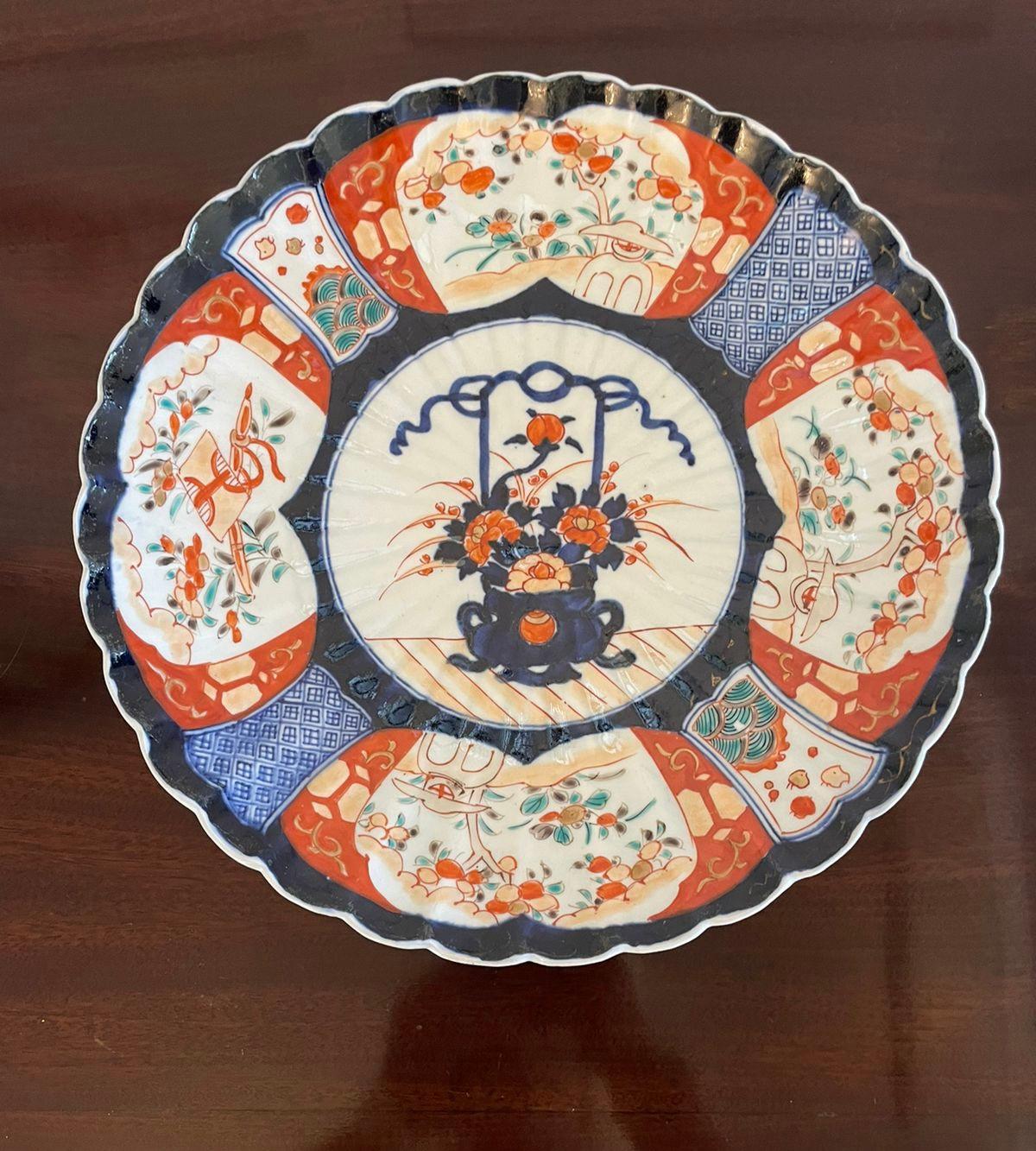 Antiker japanischer Imari-Teller mit wunderschöner handgemalter Dekoration in Rot, Blau und Weiß

In schönem Originalzustand 

H 5 x B 31 x T 31cm 
Datum 1900.
 
