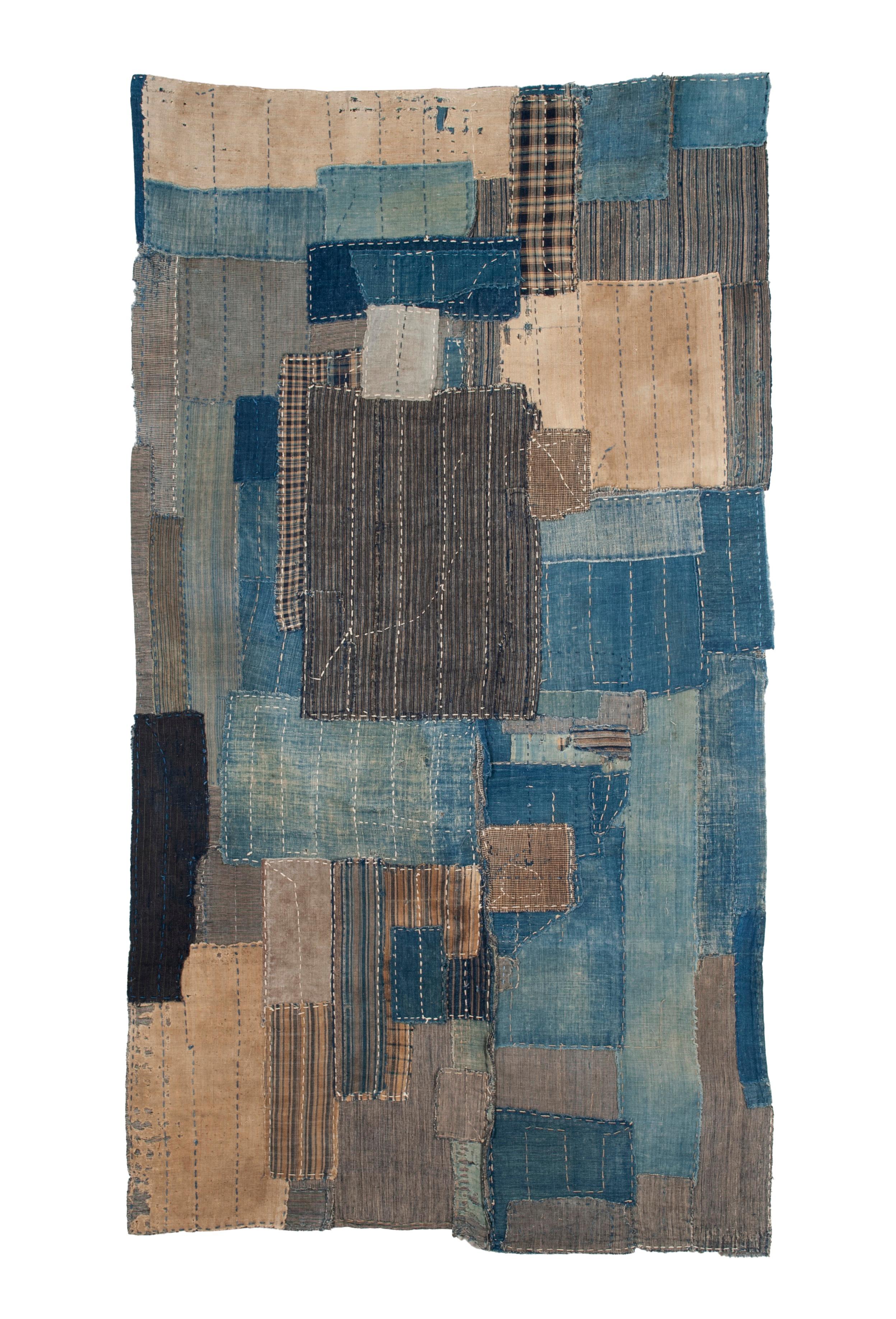 Ancienne couverture de fuston japonaise en patchwork de Boro recyclé

Cette housse de futon boro en patchwork teintée à l'indigo est un témoignage physique de la détermination et de l'ingéniosité des habitants des zones rurales du Japon au cours du
