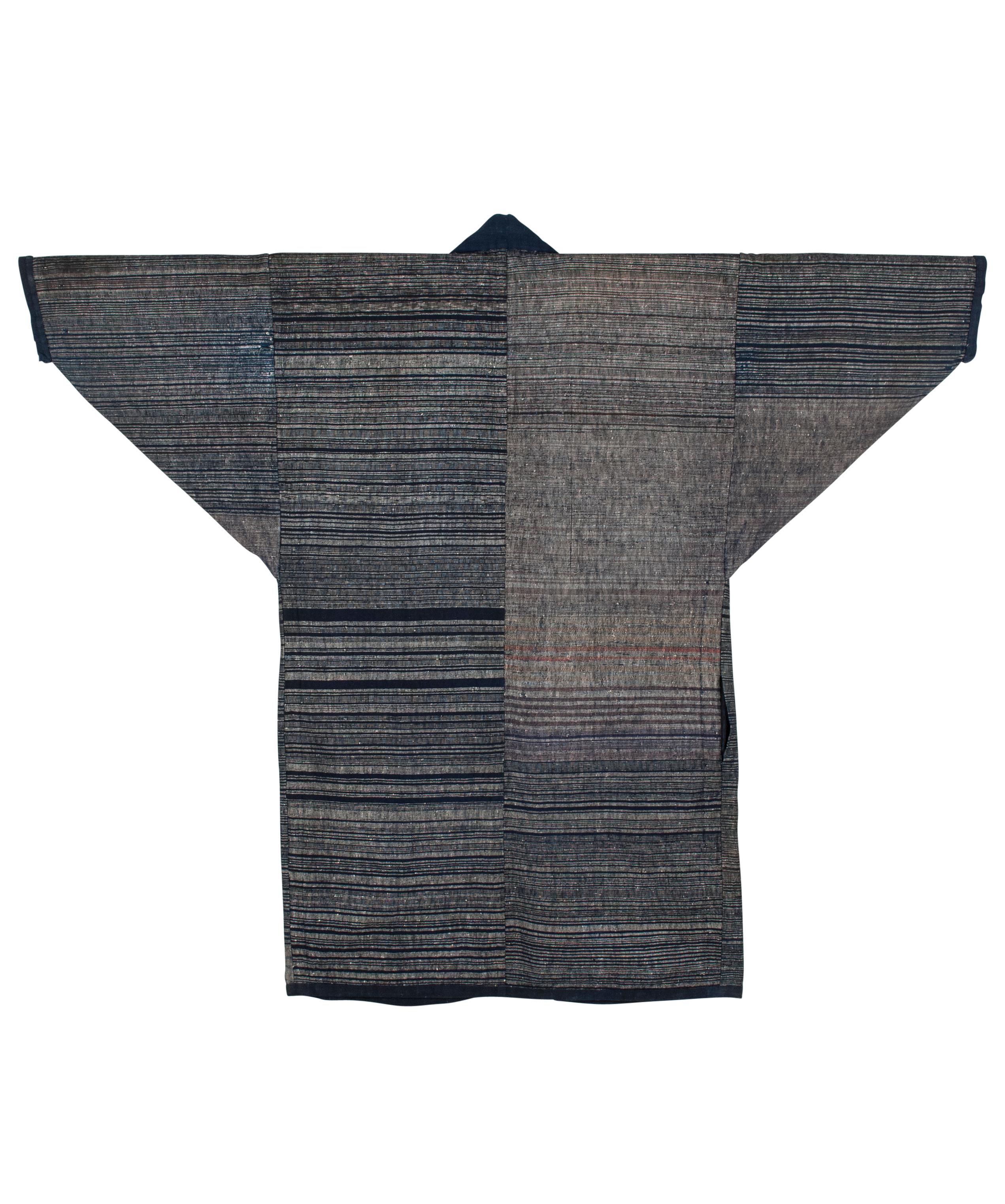 Chaqueta antigua japonesa reciclada Zanshiori

La tela zanshi-ori se teje con restos de hilos de algodón y seda, procedentes de la producción comercial de kimonos o de hilos reciclados de producción casera. A menudo se utilizan combinados, creando