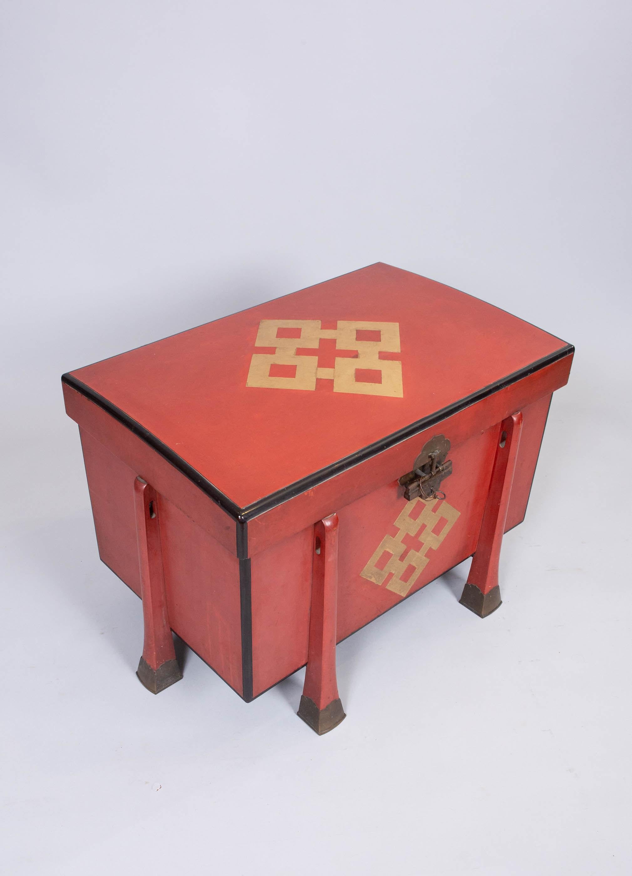 Japonais Boîte d'armures japonaise ancienne en laque rouge en vente