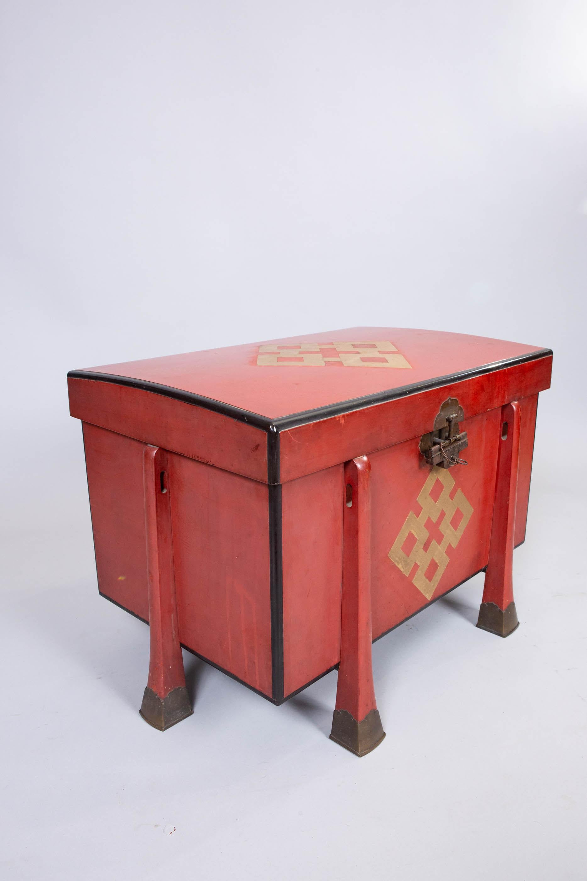 Antike japanische Wappenschachtel aus rot lackiertem Lack im Zustand „Gut“ im Angebot in Hudson, NY