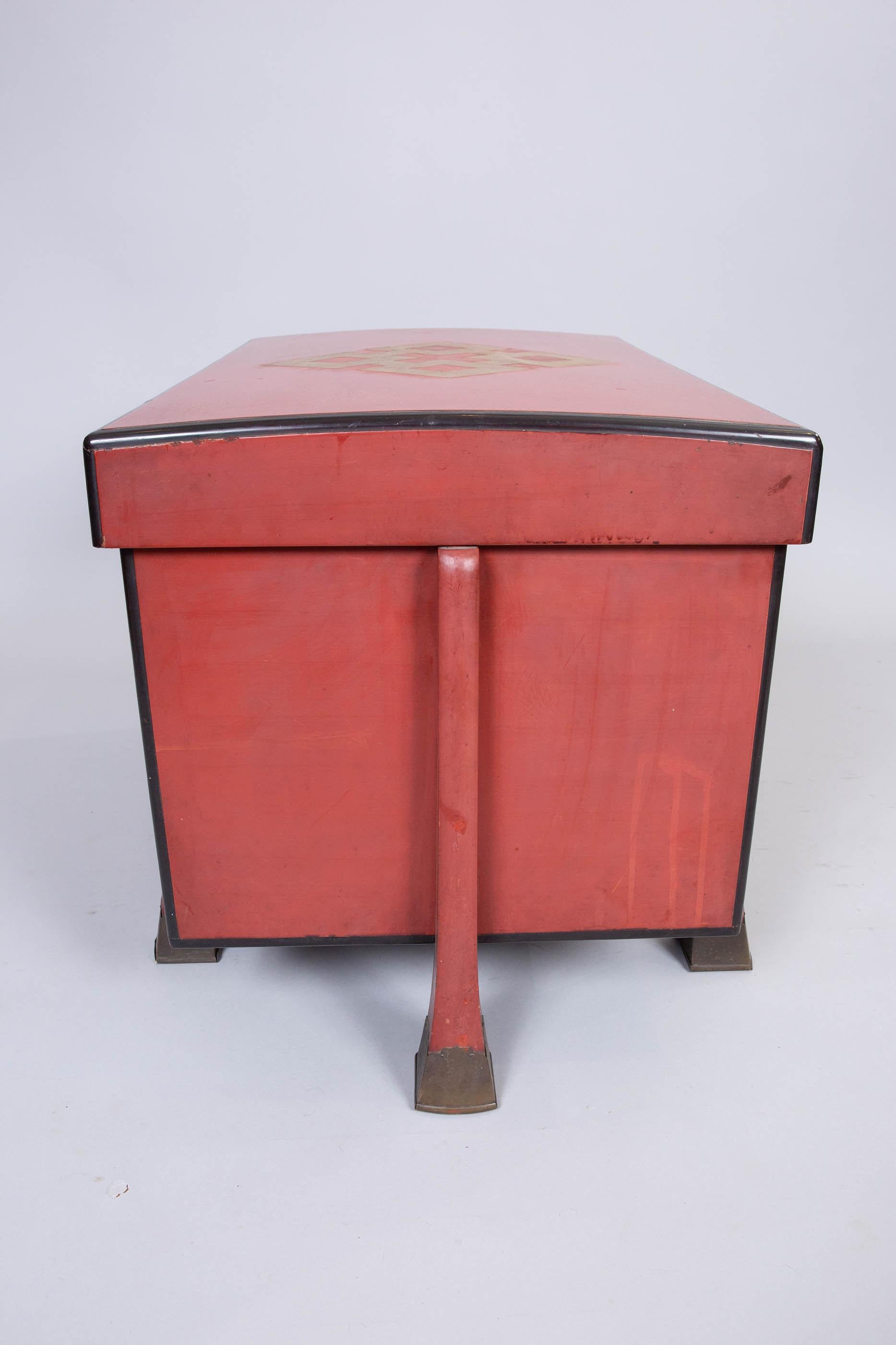 Boîte d'armures japonaise ancienne en laque rouge en vente 1