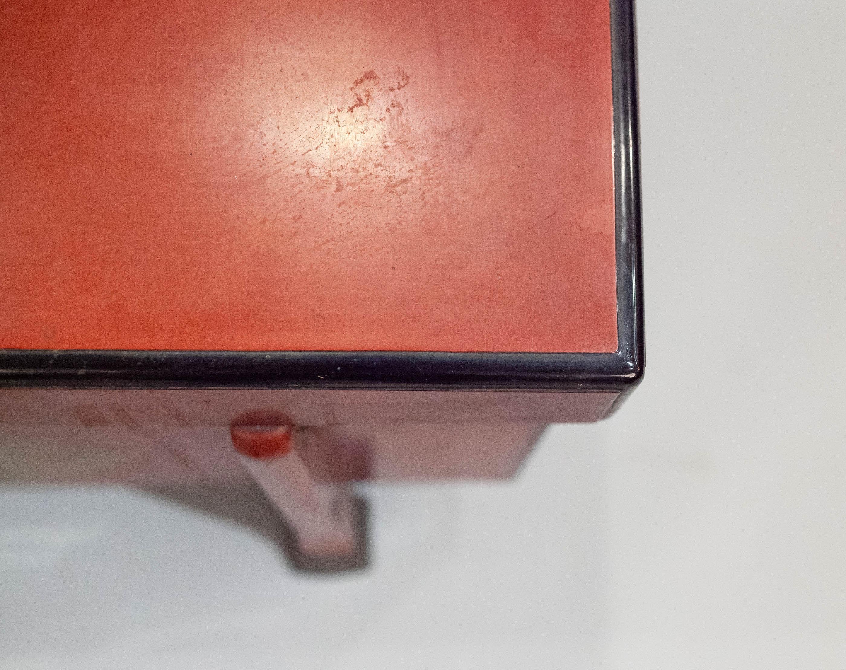 Antigua caja de armadura japonesa de laca roja en venta 3