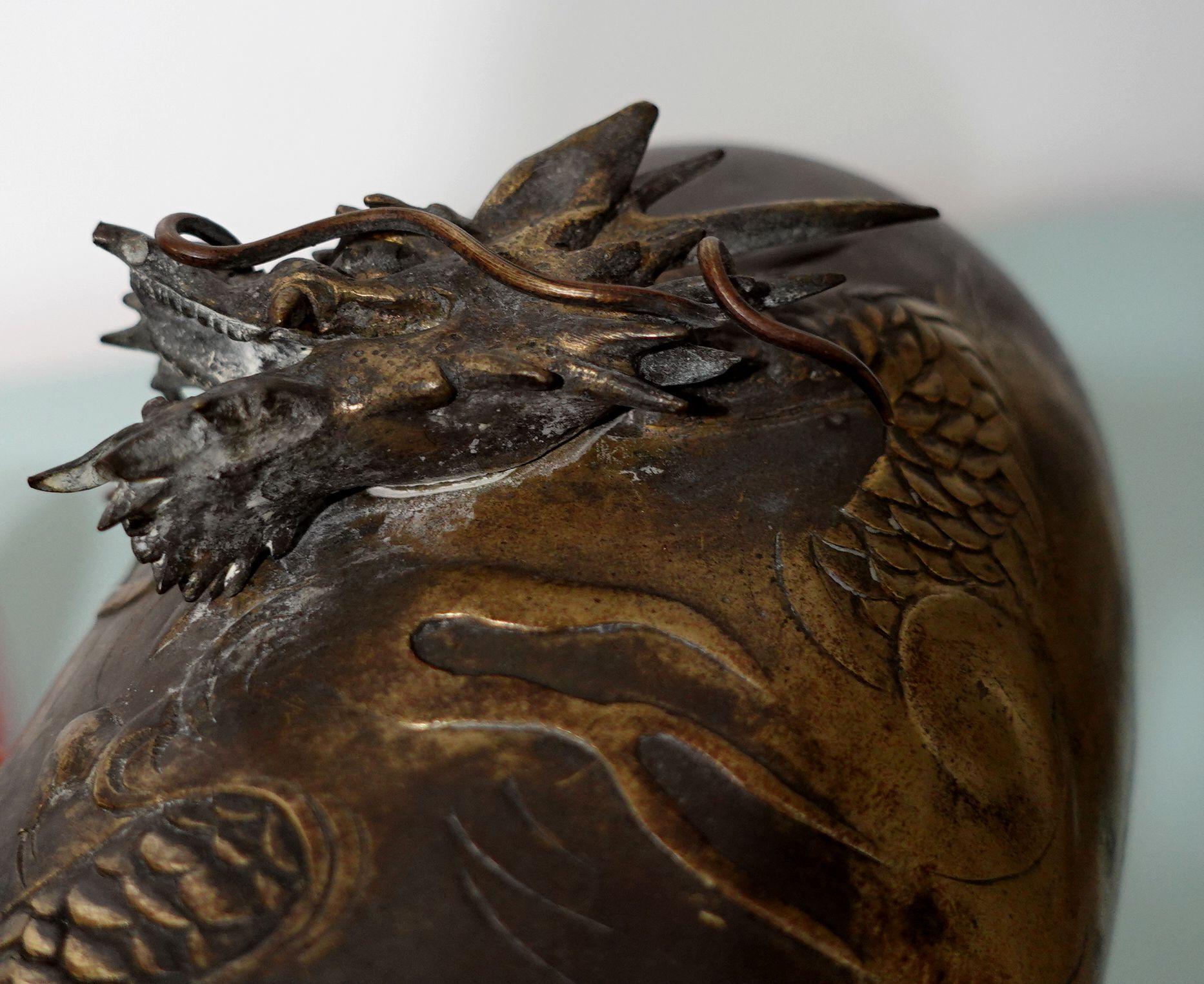 Vase dragon japonais ancien sculpté en bronze en relief avec support en bois de feuillus en vente 5