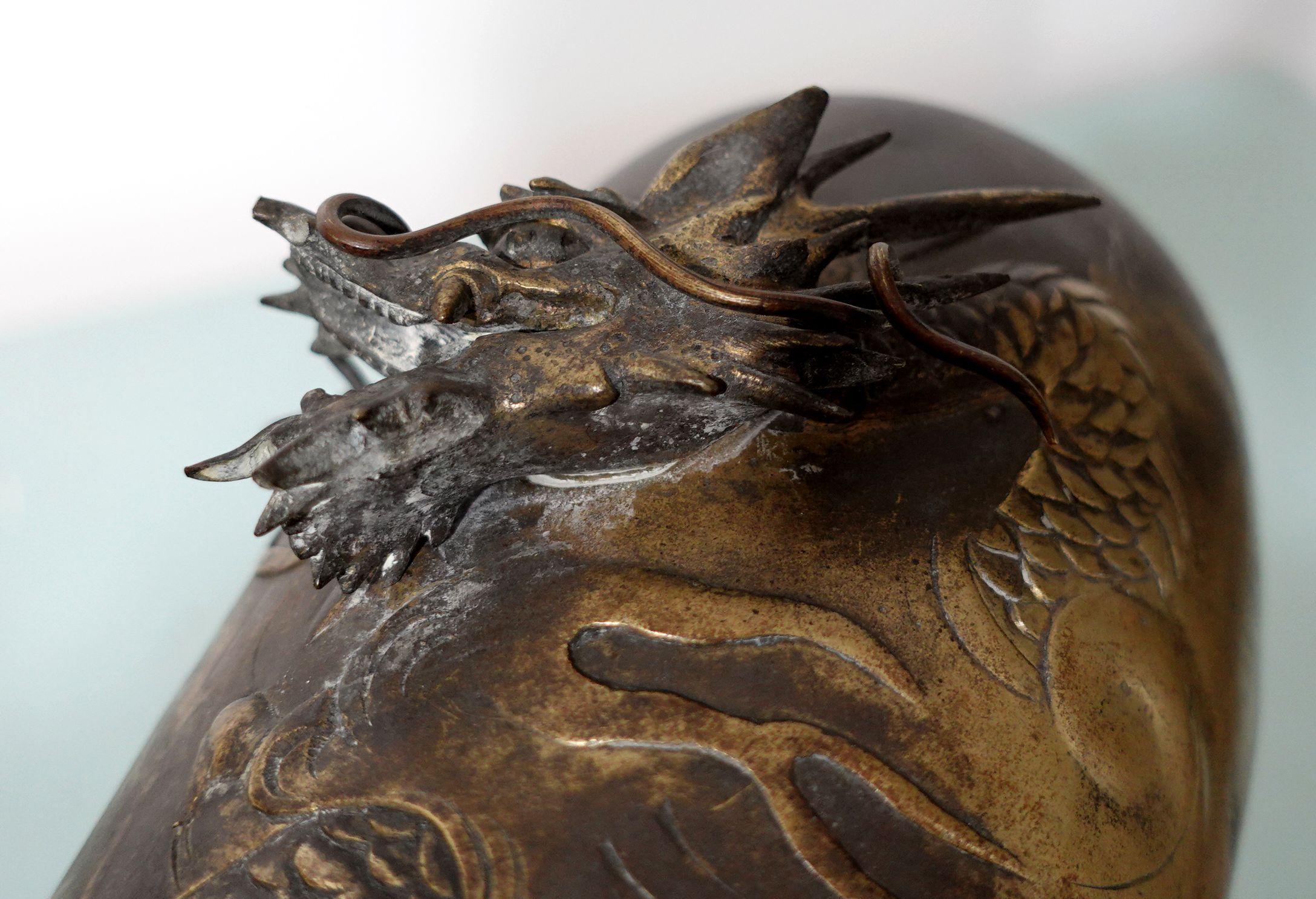 Vase dragon japonais ancien sculpté en bronze en relief avec support en bois de feuillus en vente 6