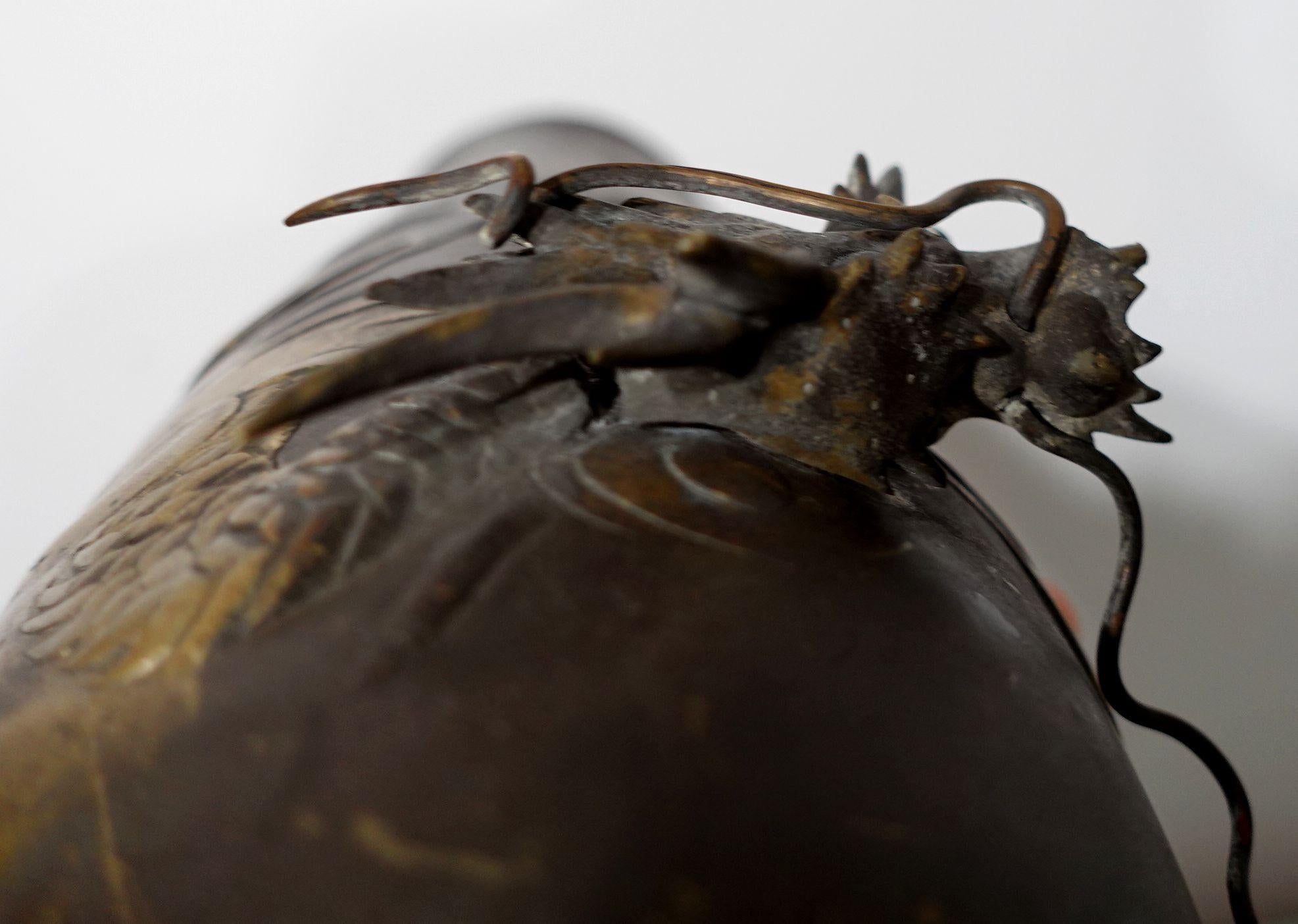 Vase dragon japonais ancien sculpté en bronze en relief avec support en bois de feuillus en vente 7