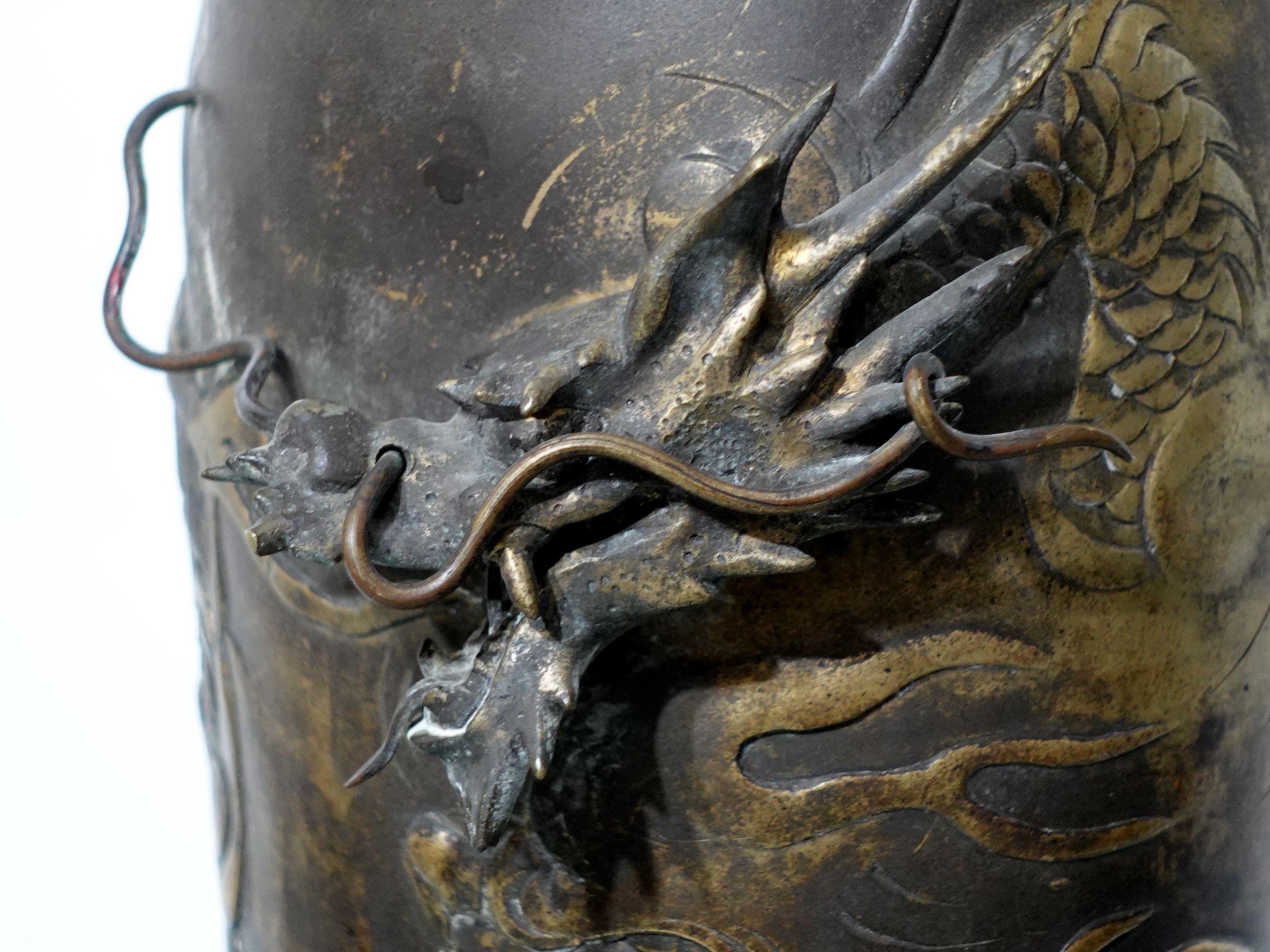 Sculpté à la main Vase dragon japonais ancien sculpté en bronze en relief avec support en bois de feuillus en vente