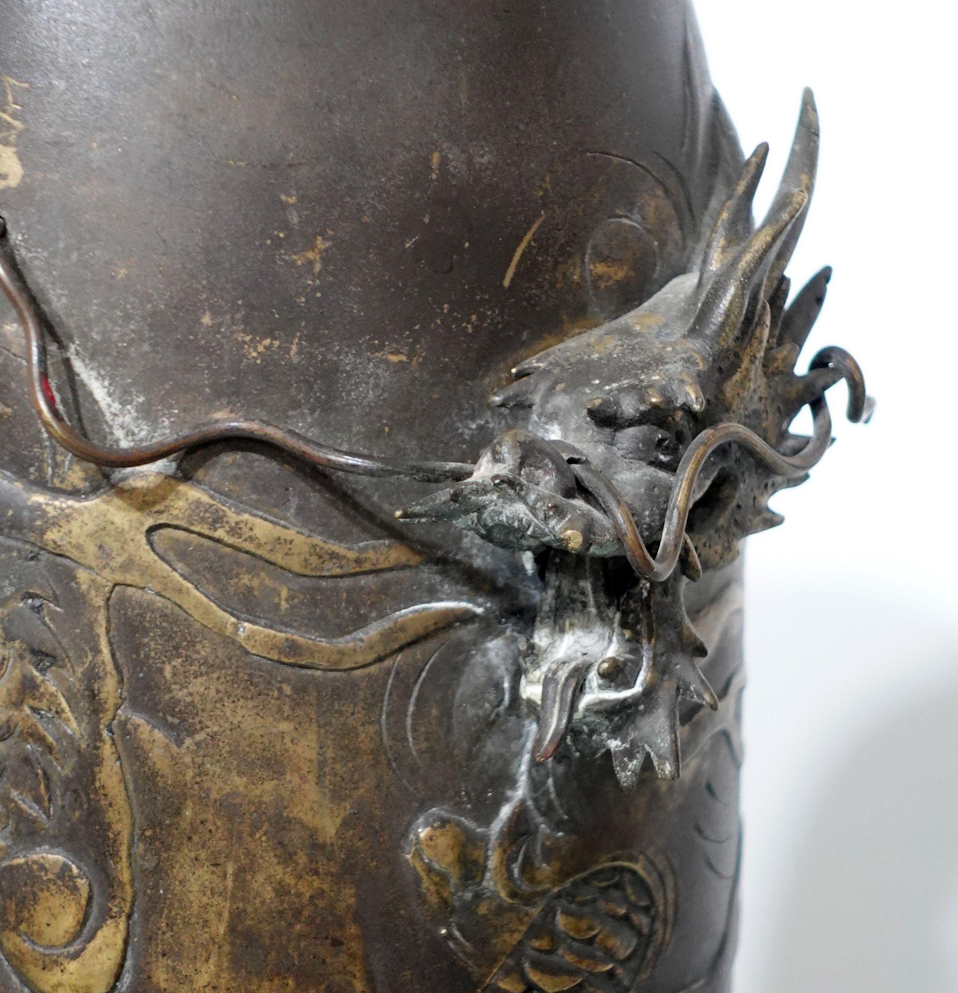 Vase dragon japonais ancien sculpté en bronze en relief avec support en bois de feuillus Bon état - En vente à Norton, MA
