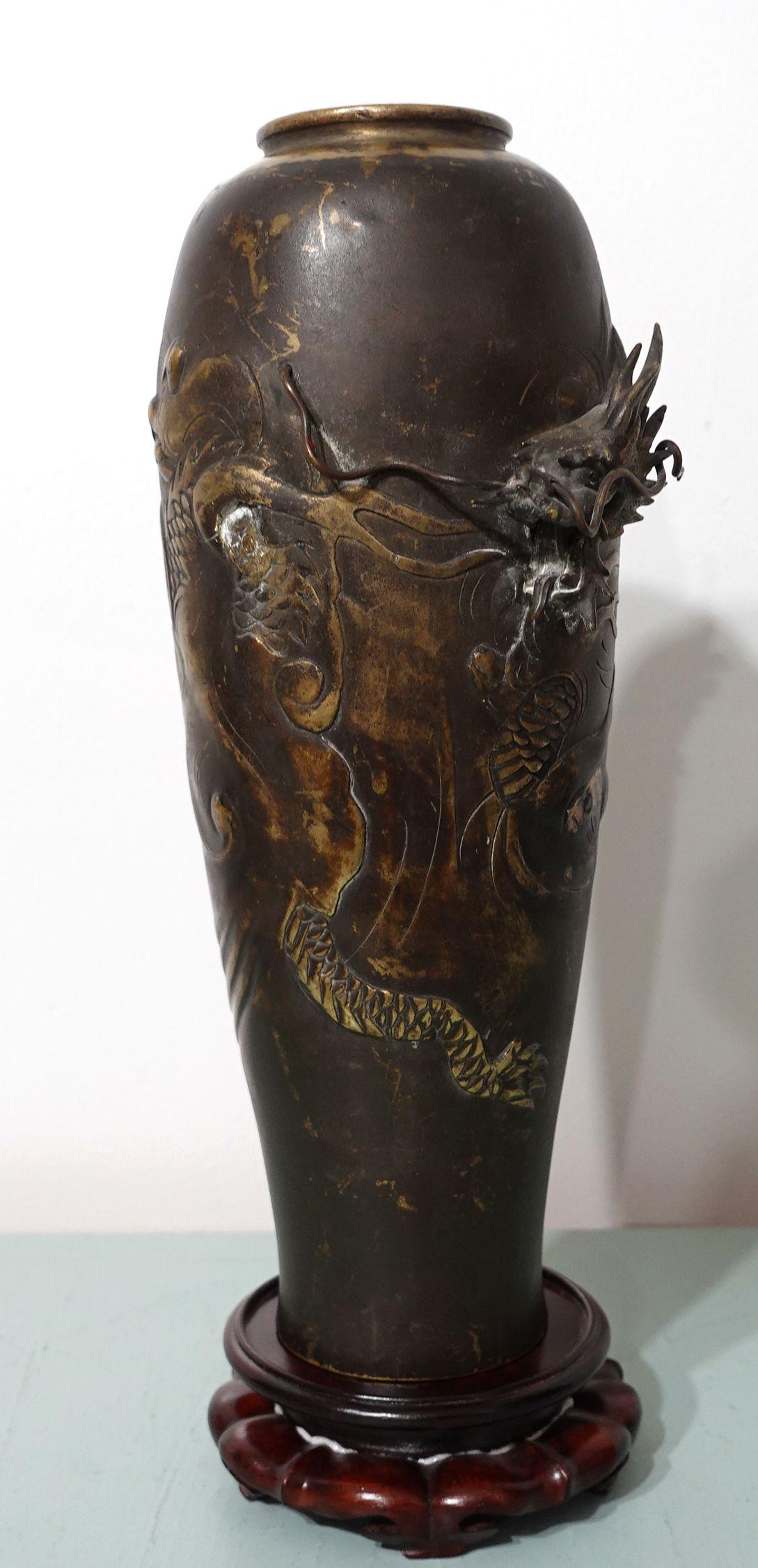 XIXe siècle Vase dragon japonais ancien sculpté en bronze en relief avec support en bois de feuillus en vente