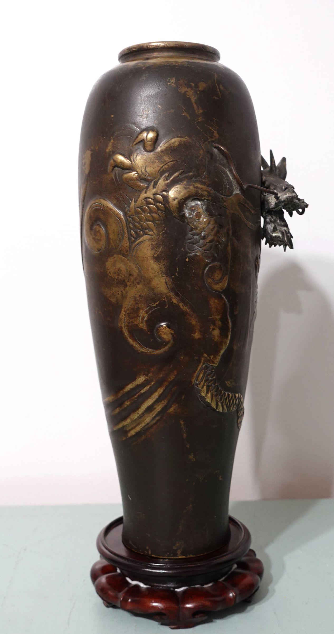 Bronze Vase dragon japonais ancien sculpté en bronze en relief avec support en bois de feuillus en vente