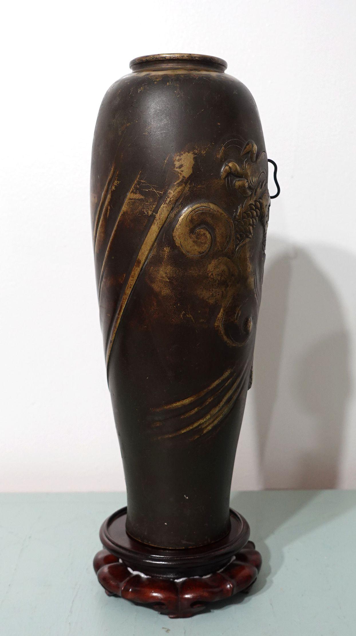 Vase dragon japonais ancien sculpté en bronze en relief avec support en bois de feuillus en vente 2
