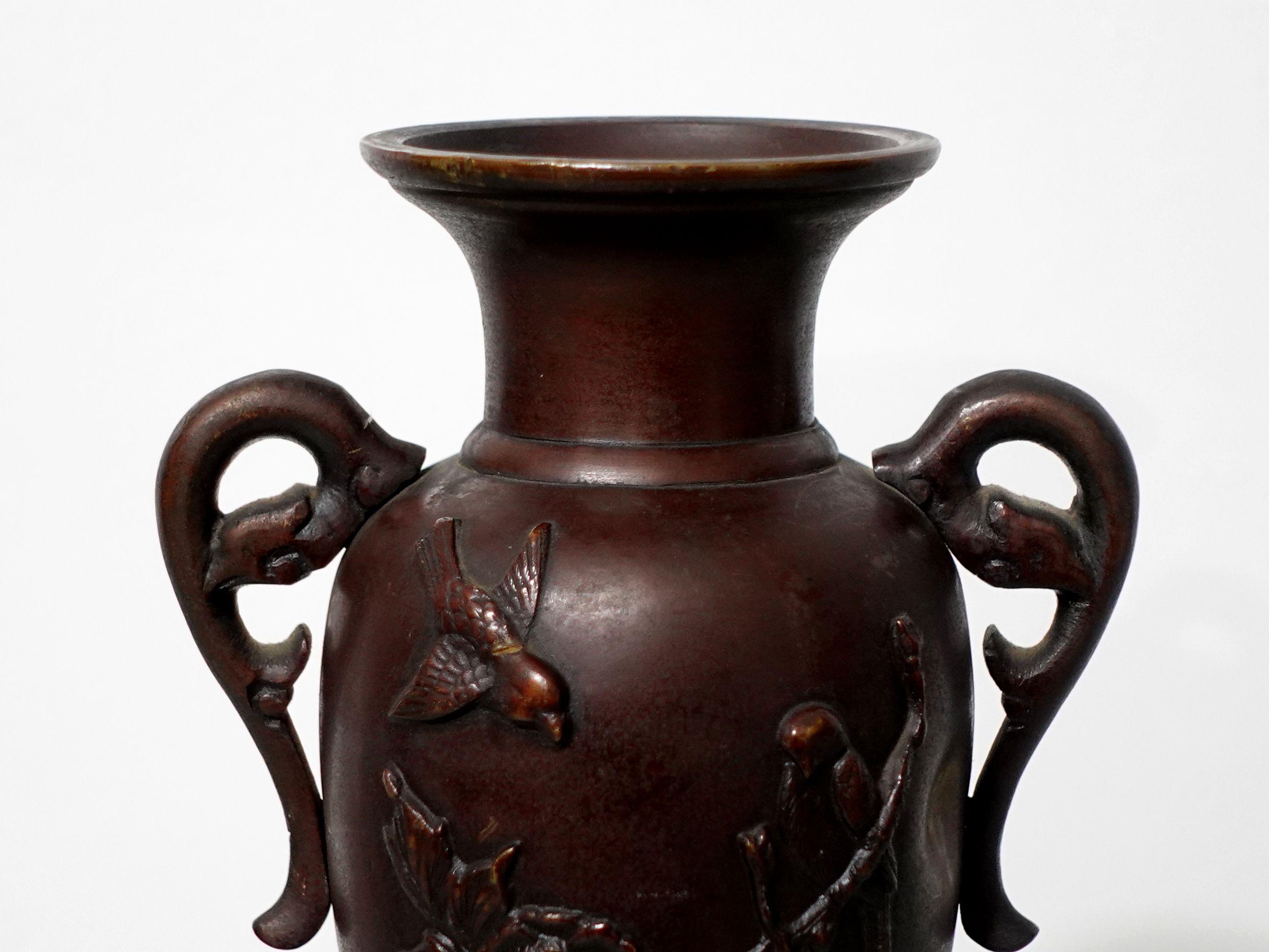 Un beau vase floral antique japonais en bronze, sculpté en relief.
Les tri-jambes sentent un relâchement, mais elles sont encore très stables, sans aucun signe de rupture.