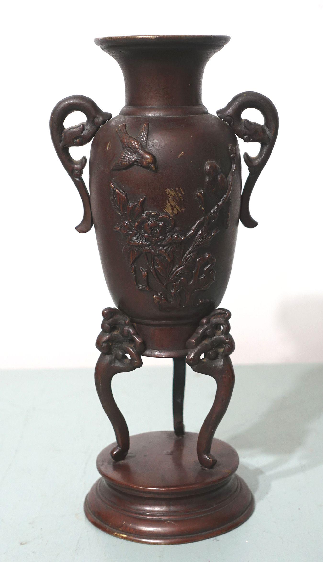 Sculpté à la main Vase à fleurs japonais ancien sculpté en bronze en relief en relief en vente