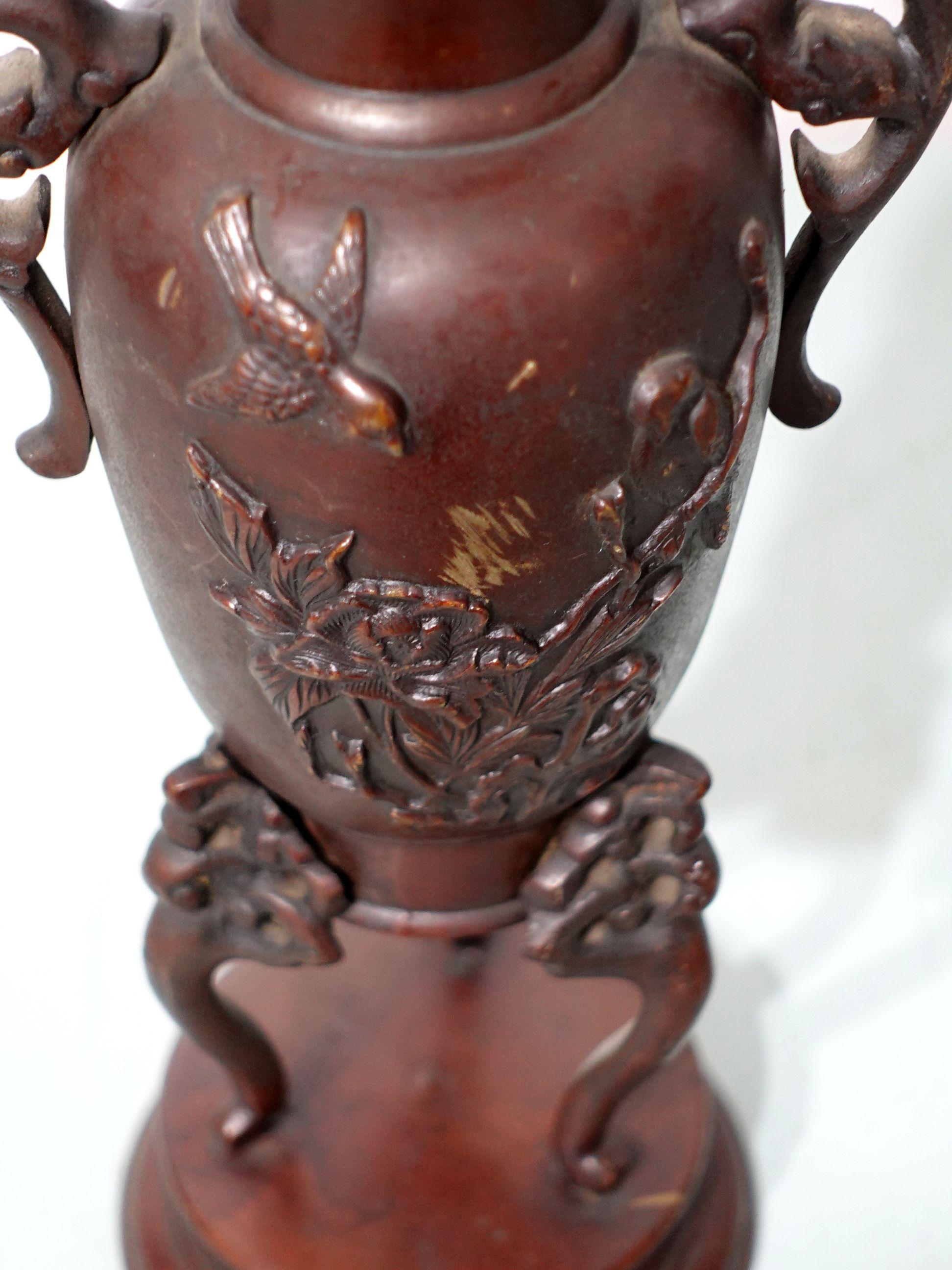 Vase à fleurs japonais ancien sculpté en bronze en relief en relief Bon état - En vente à Norton, MA