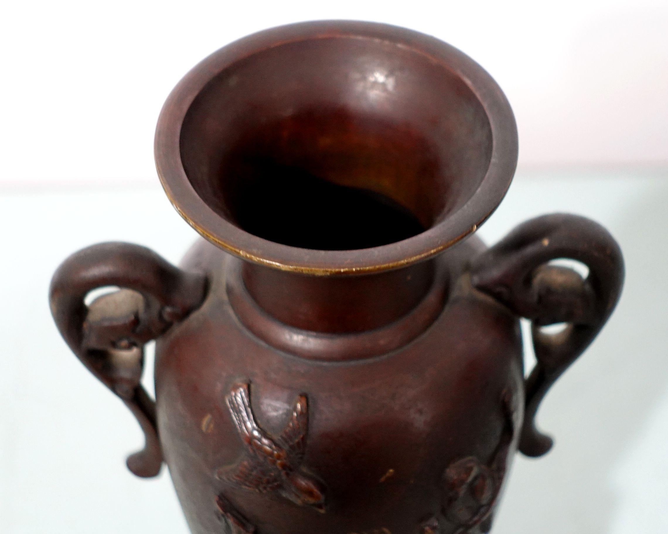 Antico vaso floreale giapponese in bronzo scolpito a rilievo in vendita 1