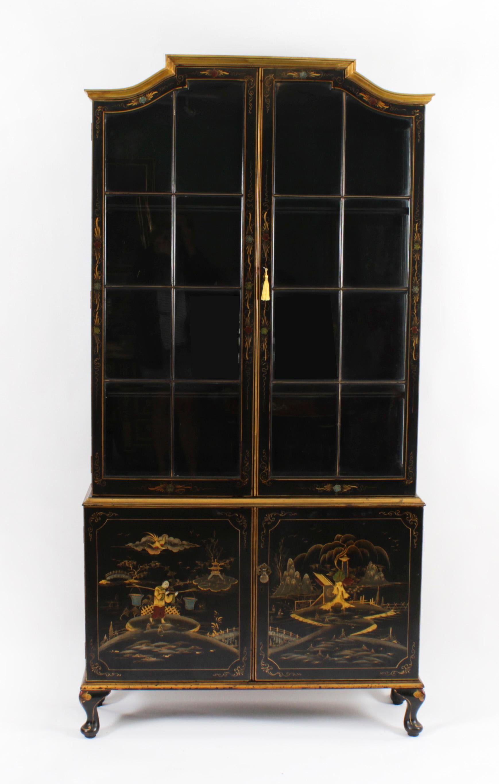 Fabulosa vitrina del Renacimiento Japonés, lacada en negro y dorada, datada en torno a 1900.

Presenta una cornisa perfilada sobre un par de puertas acristaladas que se abren a tres estantes sobre un armario de dos puertas con cuarterones que se