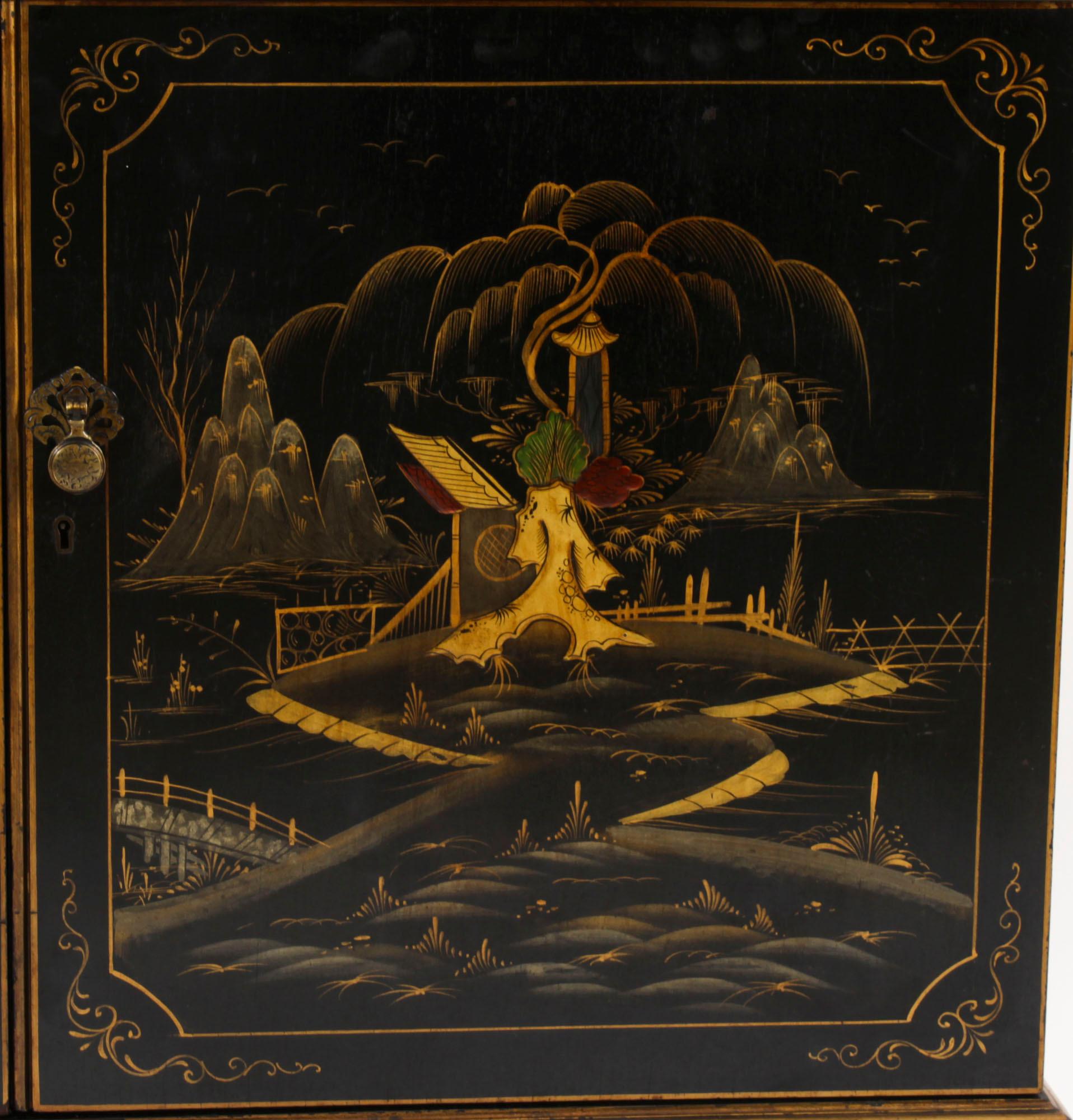Antigua vitrina de renacimiento japonés lacada en negro Circa1900 3