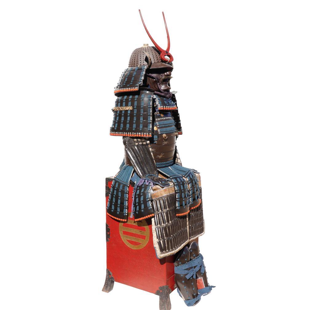 Ancienne armure japonaise de samouraï, période Edo, XVIIIe siècle. 
Ensemble complet d'objets en fer laqué, cuirasse à décor de libellules et laçage bleu, casque de l'école Kaga comportant 32 plaques et 415 rivets debout, avec insignes en métal sur