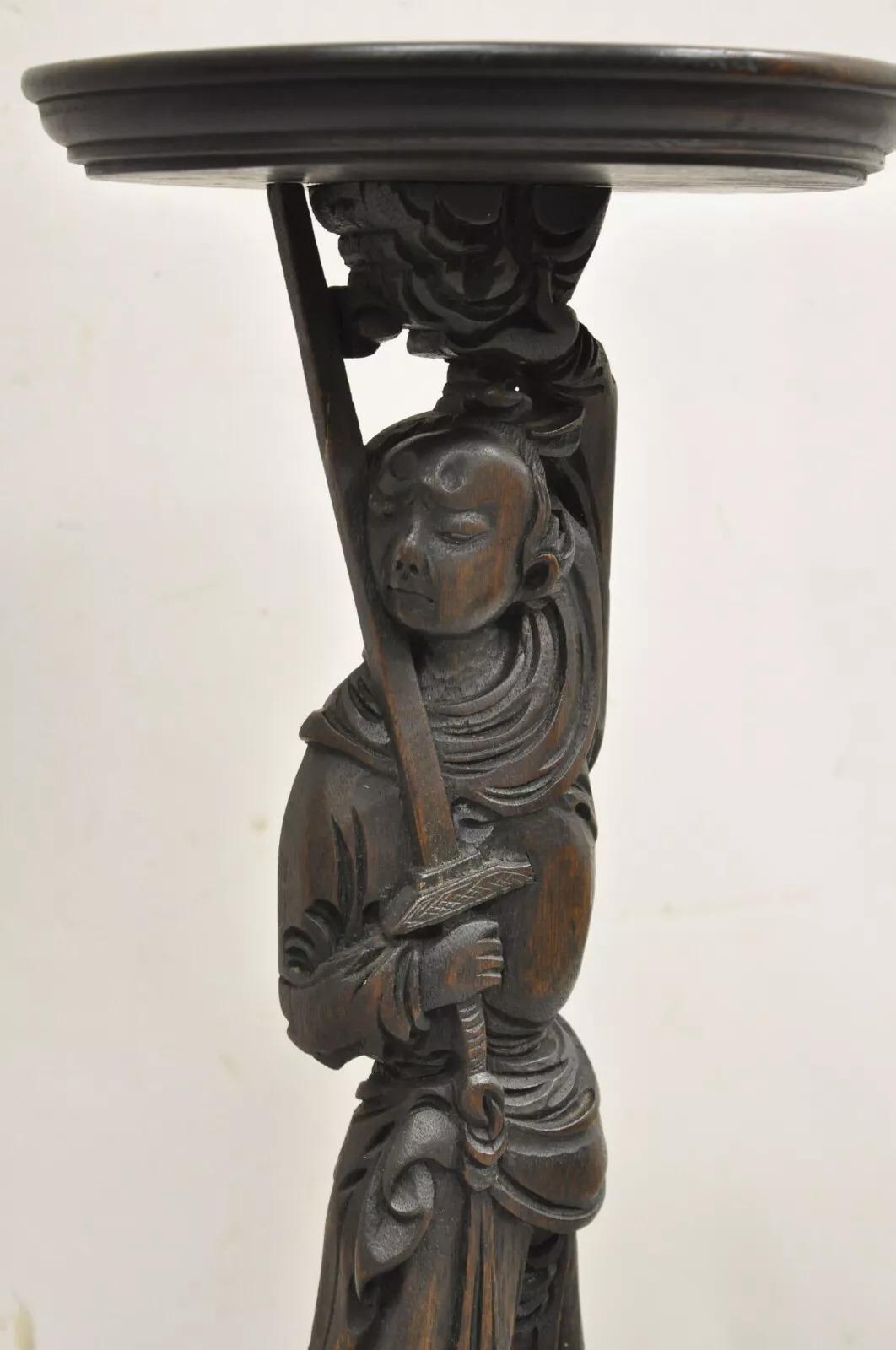 Antike japanische Samurai-Krieger Figural geschnitzt Holz Rauchen Stand Sockel Beistelltisch. CIRCA Spätes 19. Jahrhundert. Abmessungen: 28,25