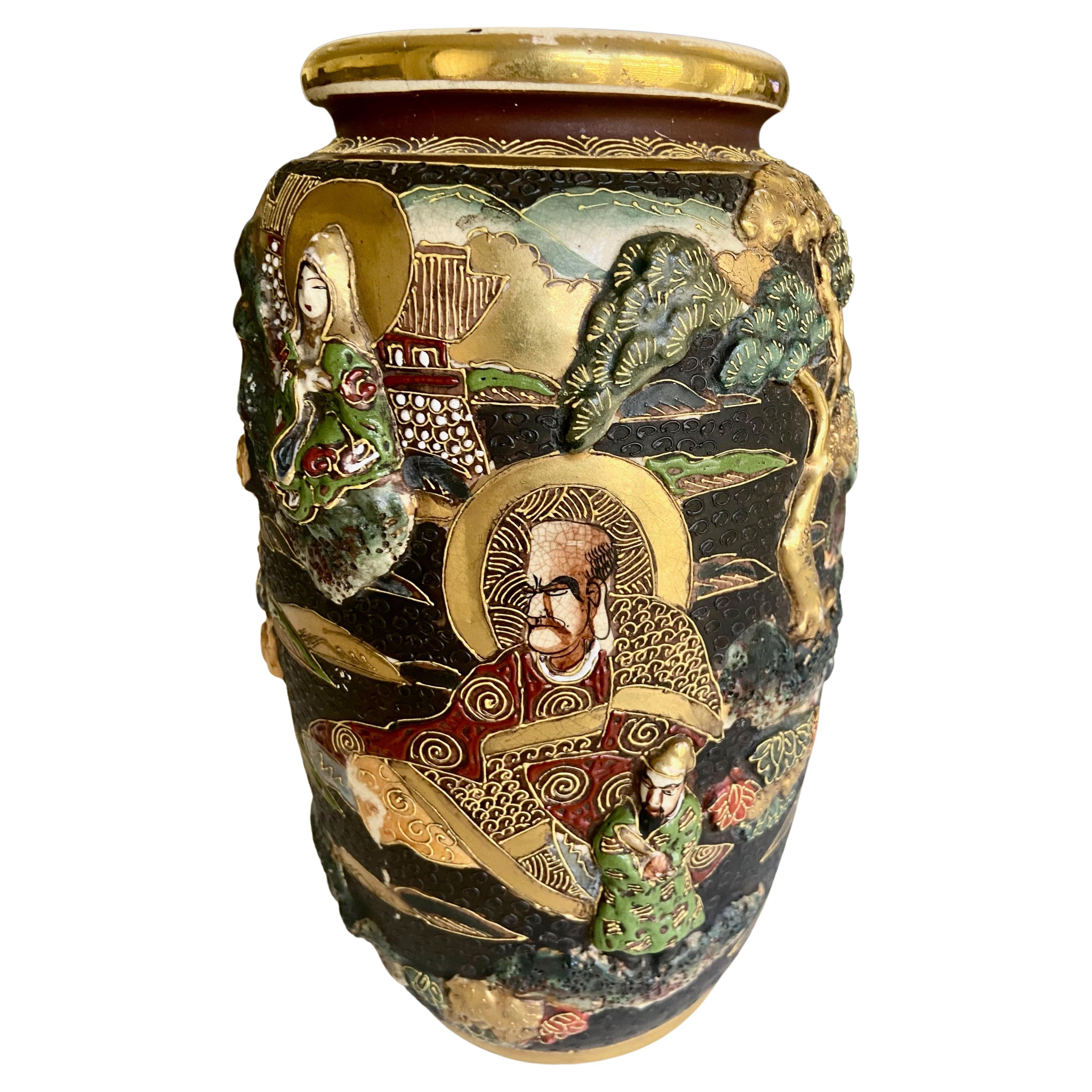 Vase japonais ancien en céramique figurative Satsuma 