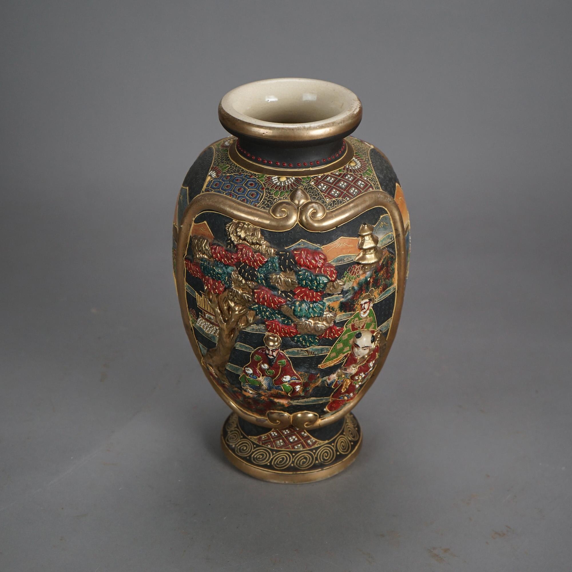 Antiguo Jarrón Japonés de Cerámica Satsuma Dorado y Estampado C1930 en Bueno estado para la venta en Big Flats, NY