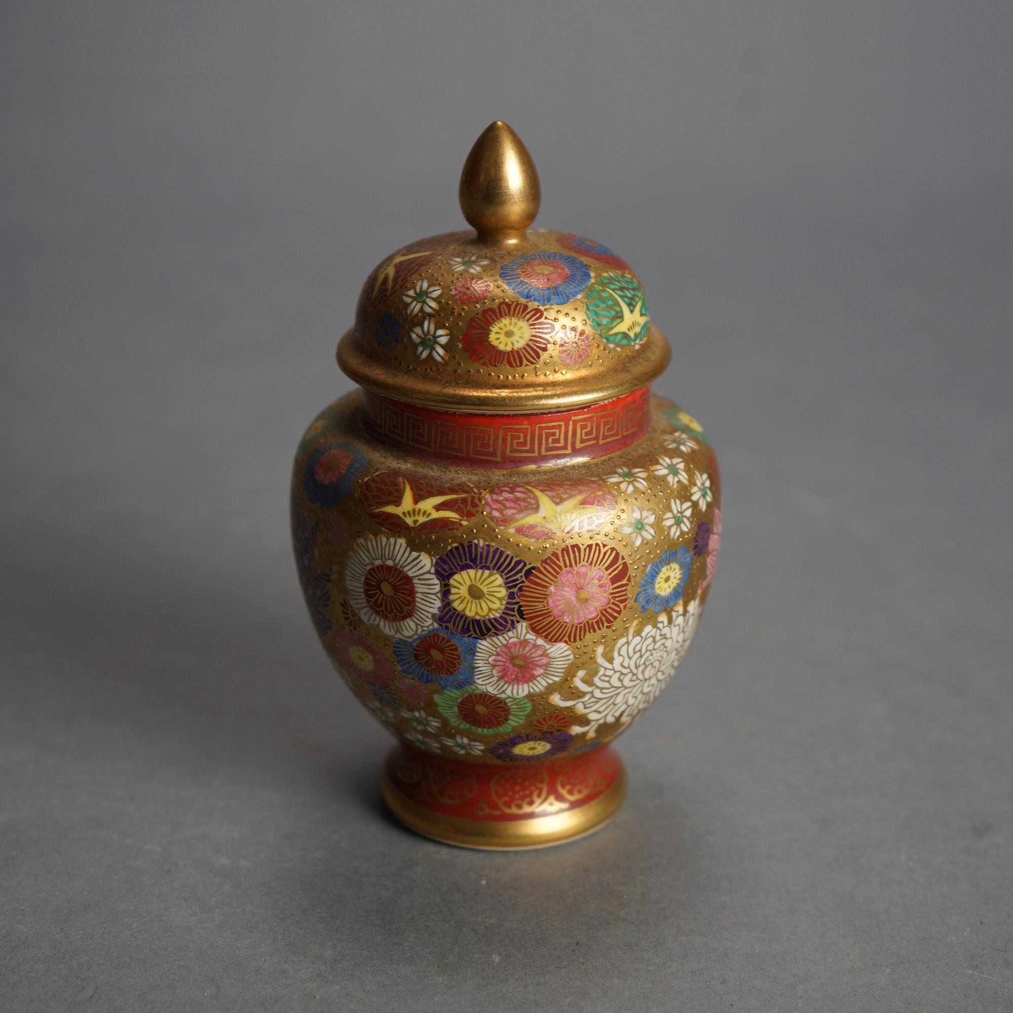 Ancienne urne japonaise Satsuma peinte à la main en poterie florale et dorée à couvercle C1920

Mesures - 5,5 
