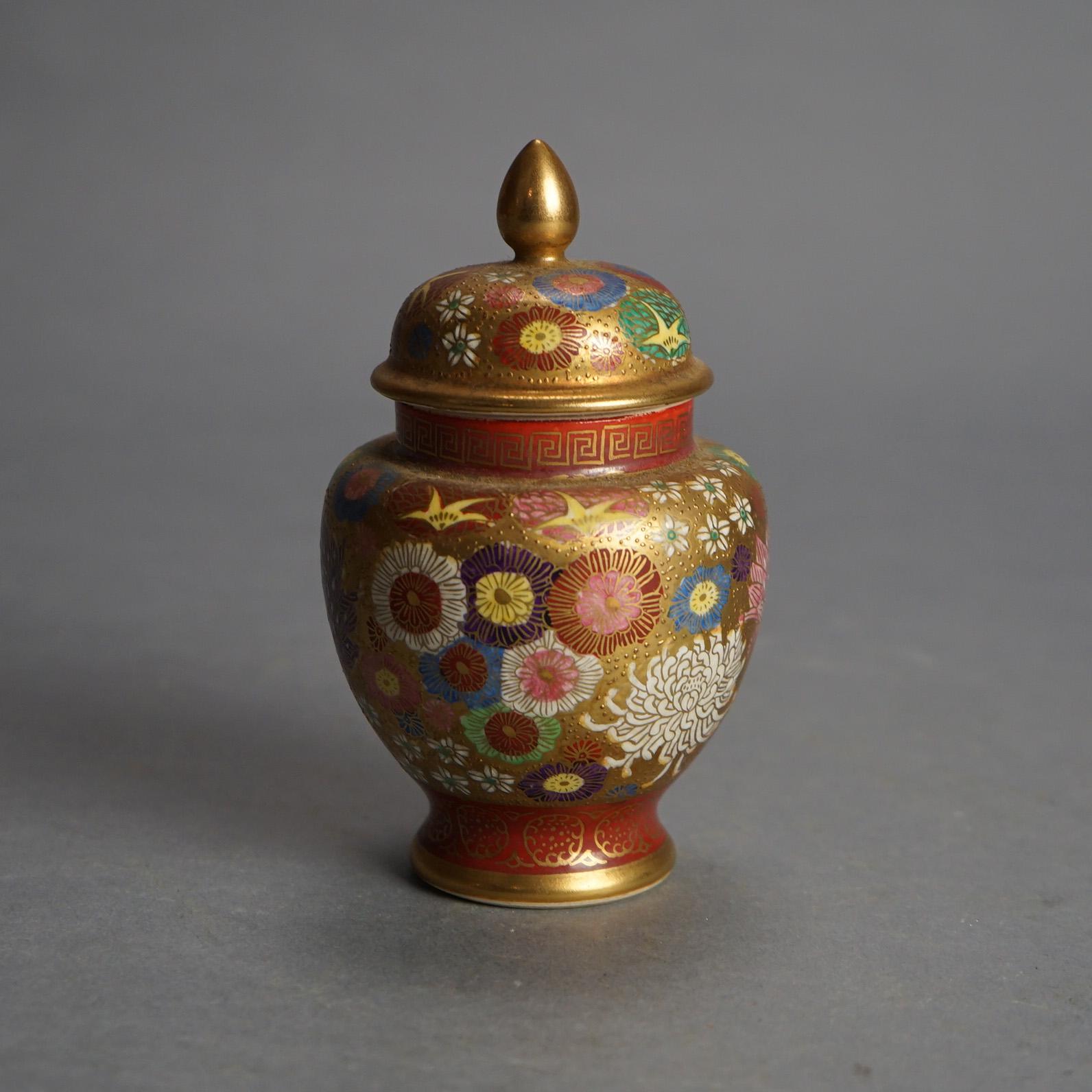 Asiatique Ancienne urne japonaise Satsuma peinte à la main en poterie florale et dorée à couvercle C1920 en vente