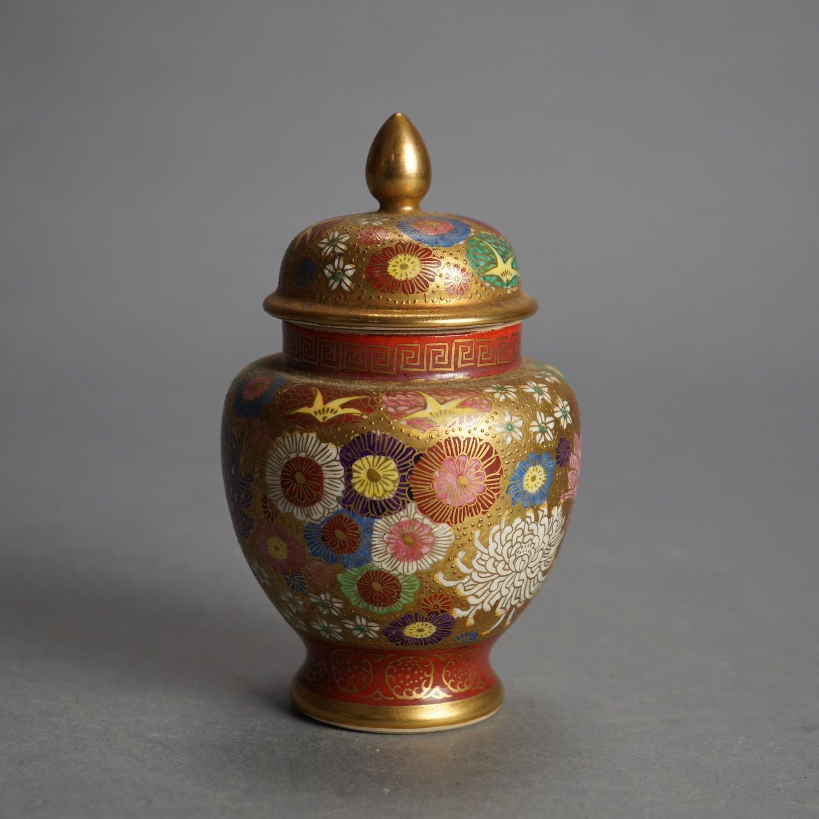 Doré Ancienne urne japonaise Satsuma peinte à la main en poterie florale et dorée à couvercle C1920 en vente