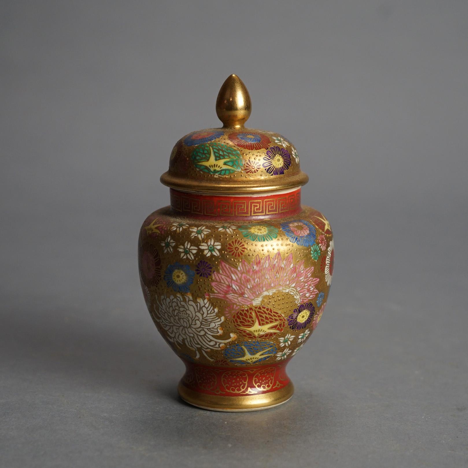 Ancienne urne japonaise Satsuma peinte à la main en poterie florale et dorée à couvercle C1920 Bon état - En vente à Big Flats, NY