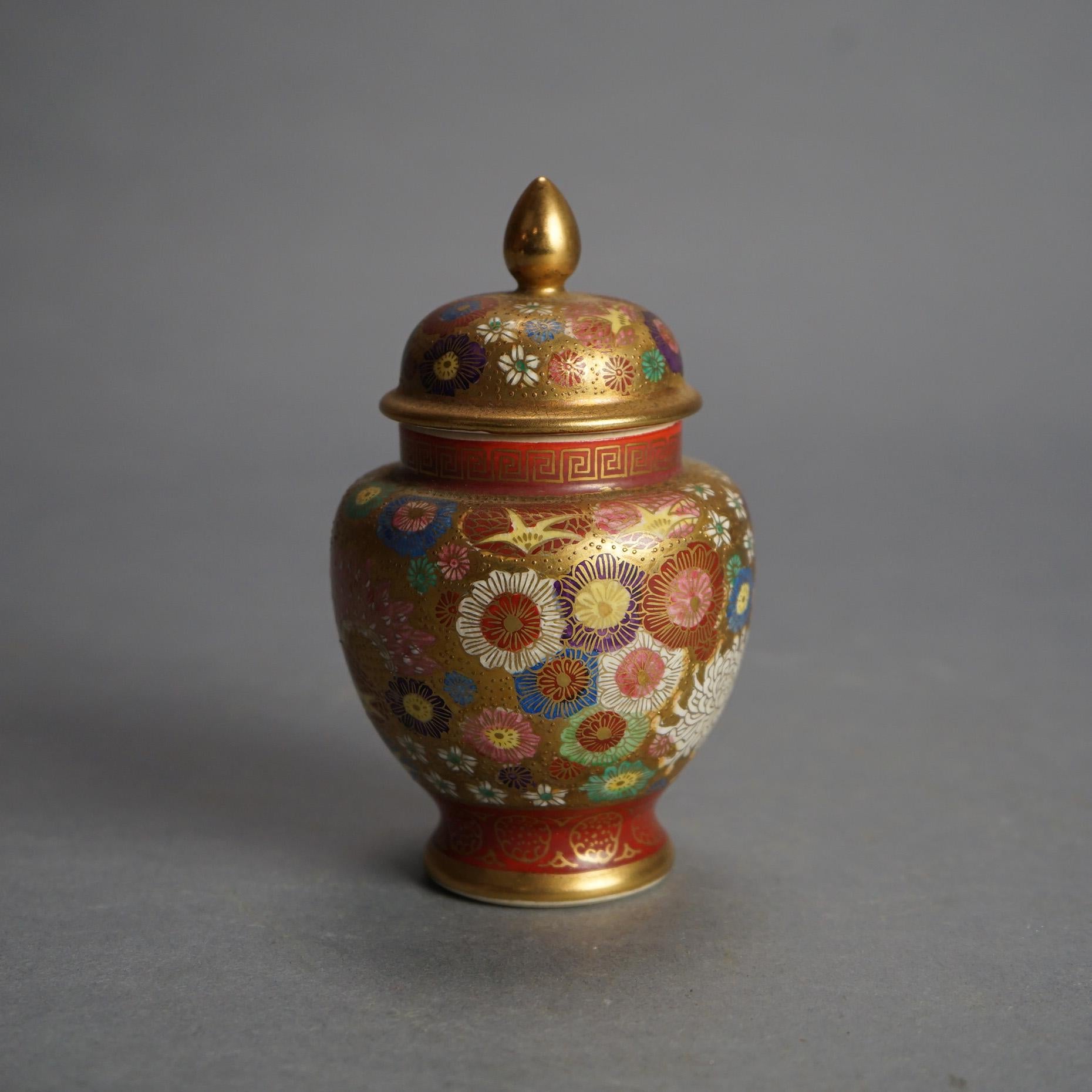 20ième siècle Ancienne urne japonaise Satsuma peinte à la main en poterie florale et dorée à couvercle C1920 en vente
