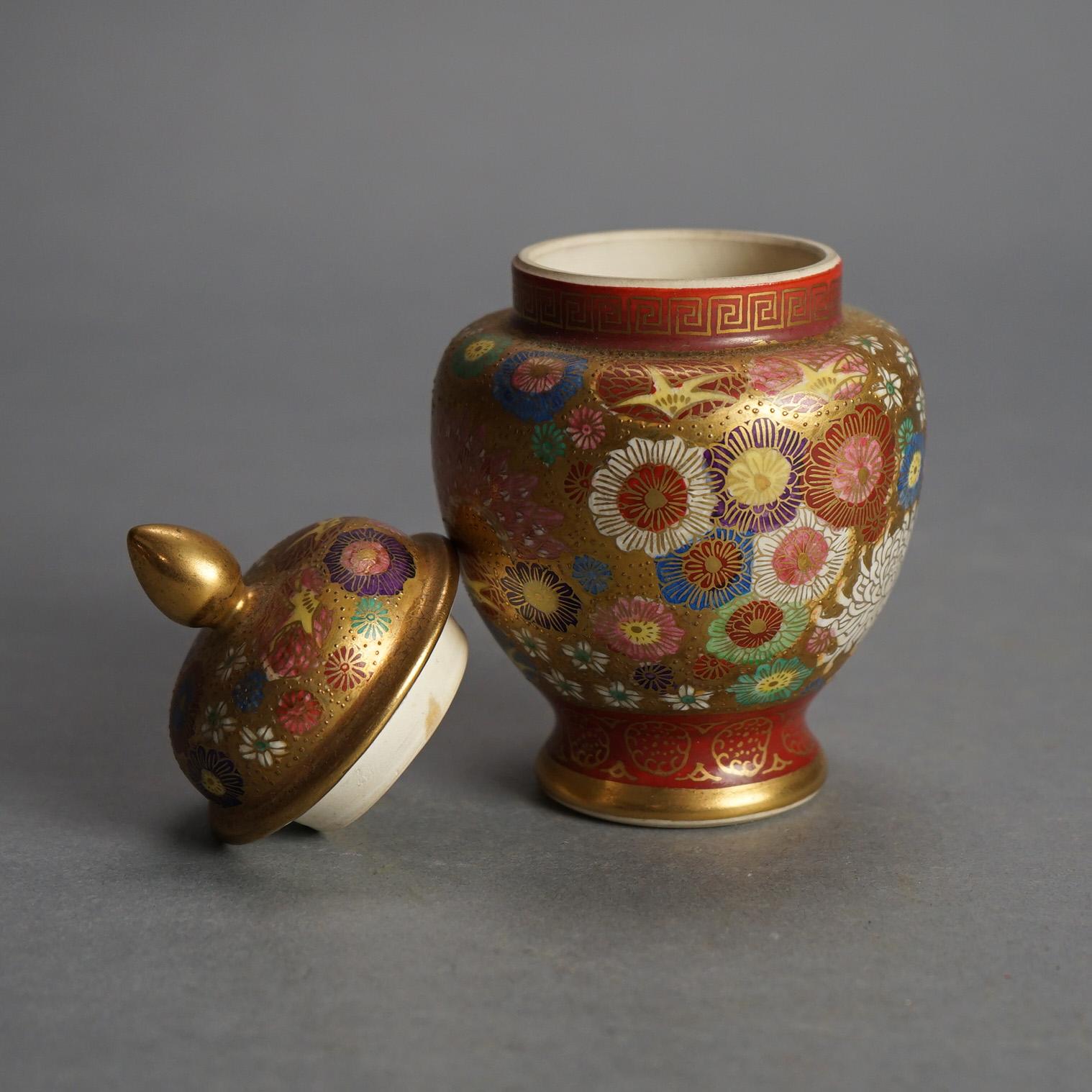Poteries Ancienne urne japonaise Satsuma peinte à la main en poterie florale et dorée à couvercle C1920 en vente